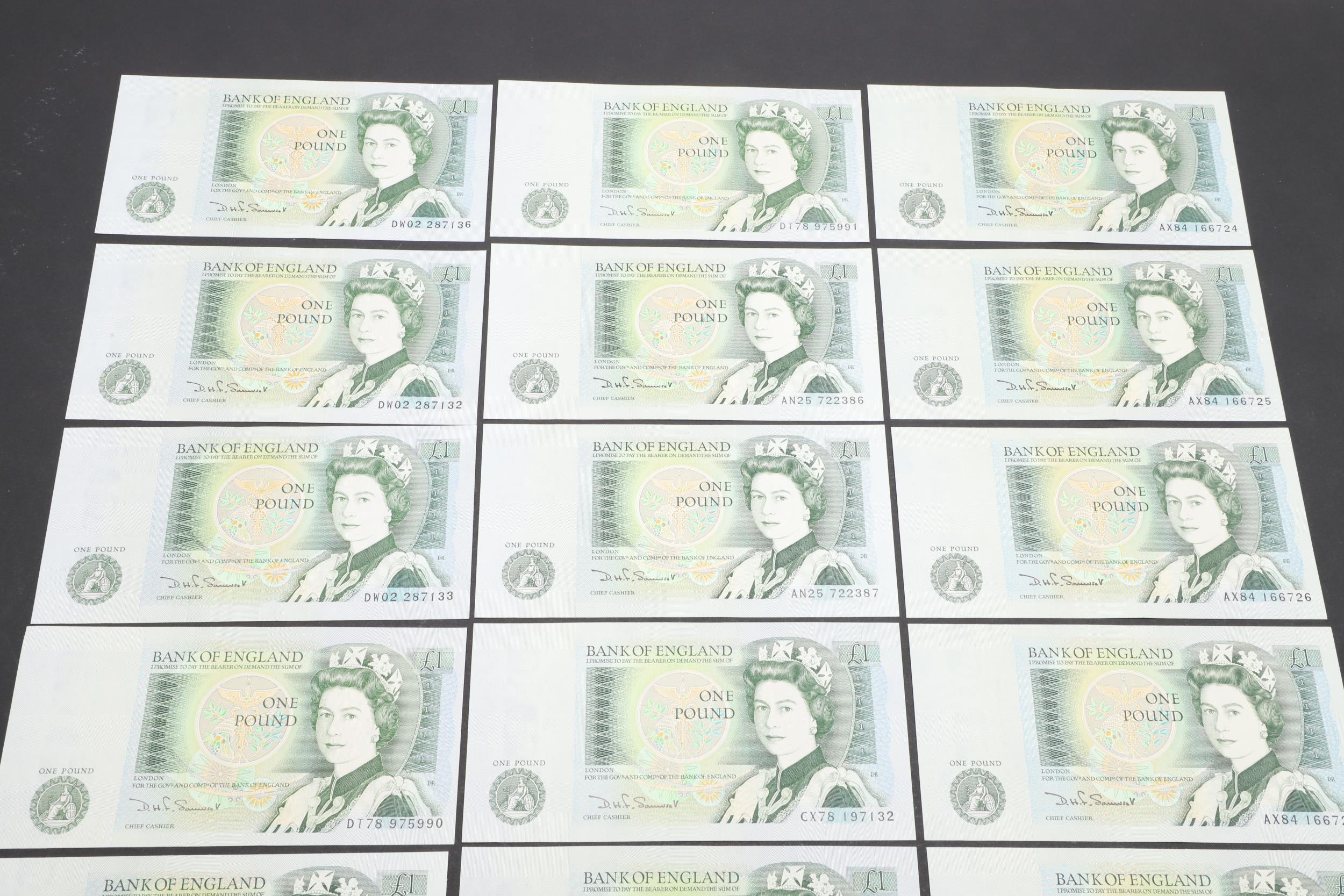 A COLLECTION OF 23 SERIES D ONE POUND NOTES TO INCLUDE CONSECUTIVE RUNS. - Bild 2 aus 10