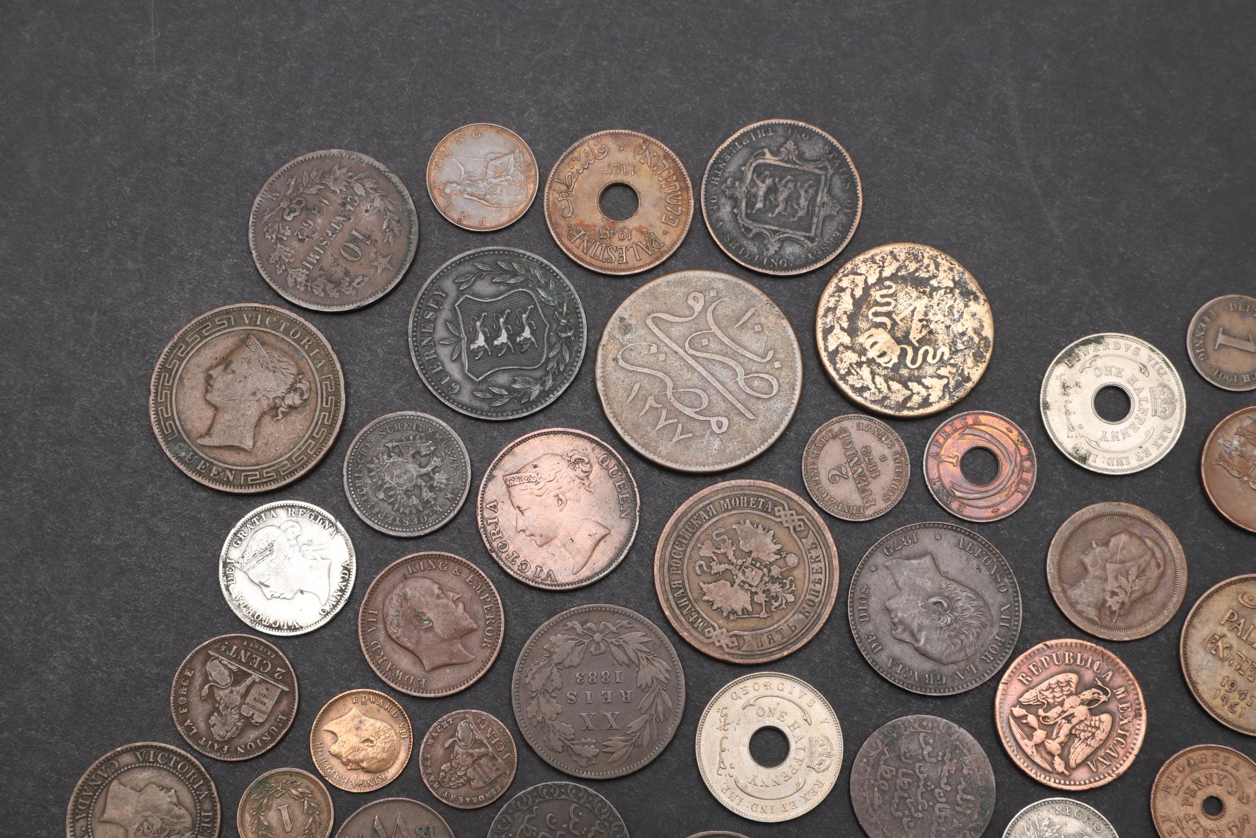 A COLLECTION OF WORLD COINS TO INCLUDE CANADIAN SILVER AND OTHERS. - Image 2 of 5