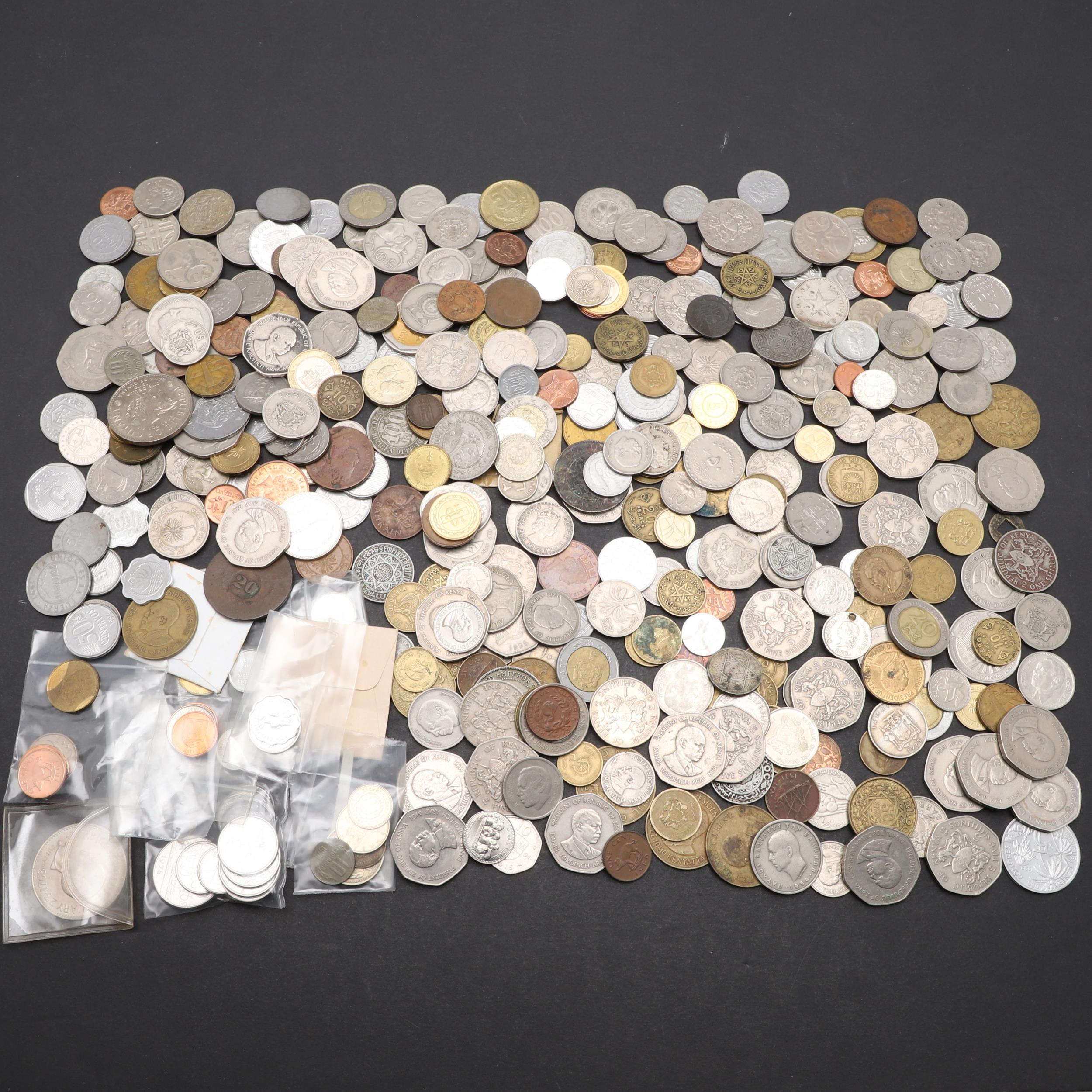 A MIXED COLLECTION OF WORLD COINS FROM VARIOUS COUNTRIES TO INCLUDE COLUMBIA, KENYA, BRASIL AND MANY