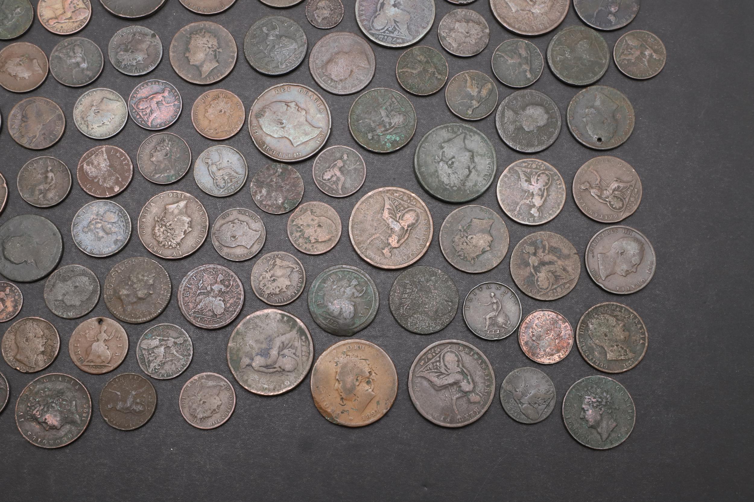 A COLLECTION OF 17TH AND 18TH CENTURY COPPER TO INCLUDE FARTHINGS AND OTHERS. - Image 5 of 5