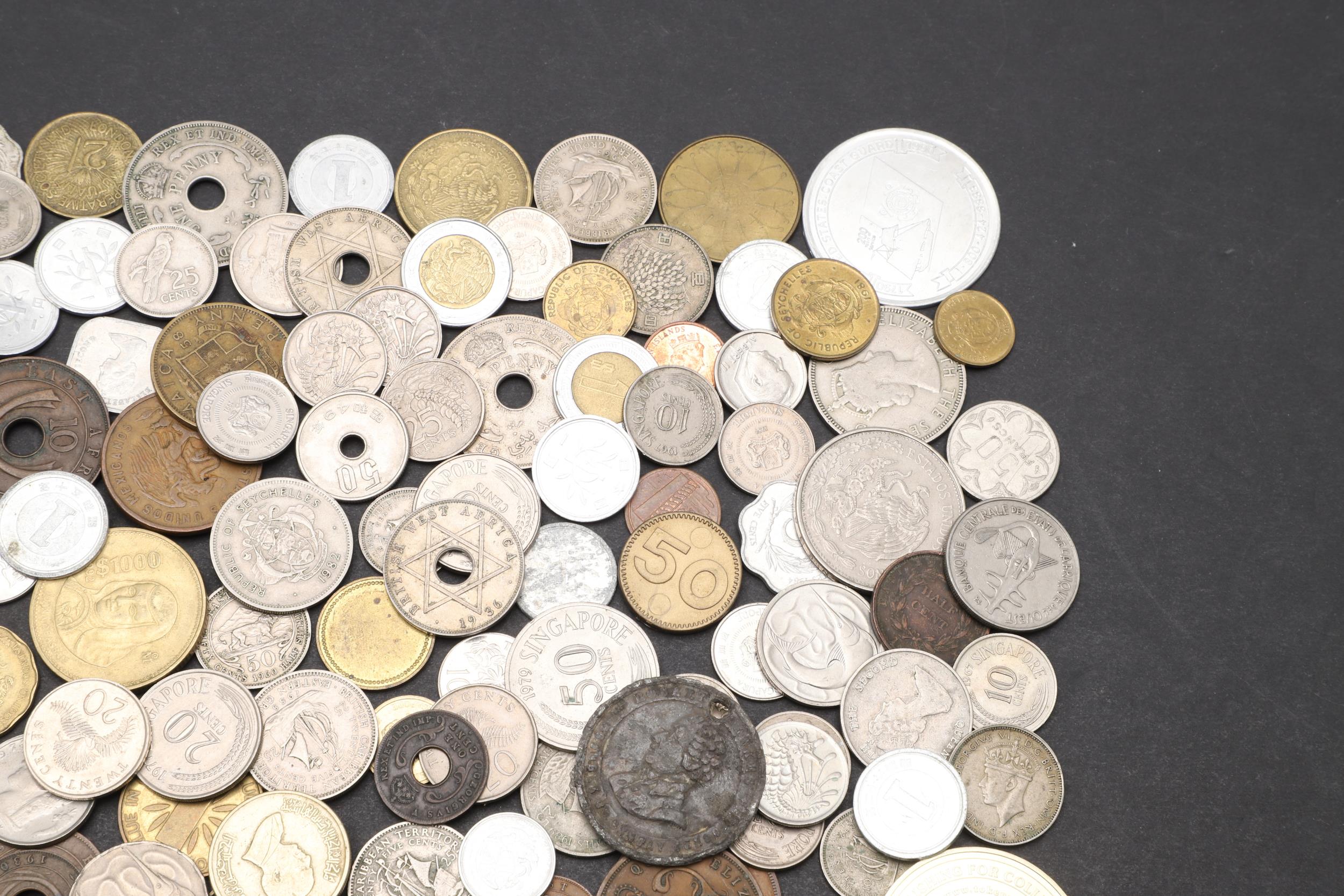 A COLLECTION OF WORLD COINS TO INCLUDE COINS FROM JAPAN, MEXICO AND OTHER COUNTRIES. - Bild 4 aus 10