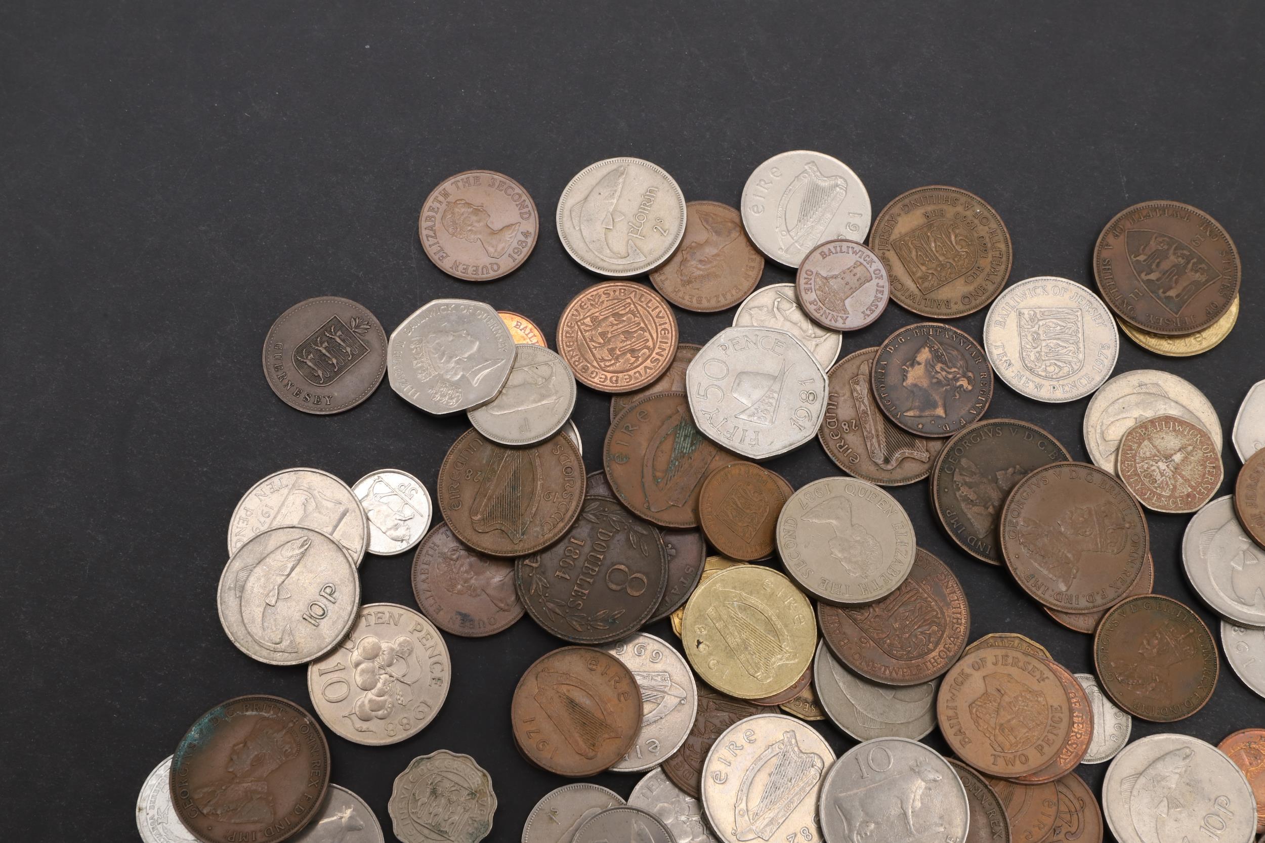 A COLLECTION OF WORLD COINS TO INCLUDE COINS FOR IRELAND, JERSEY, ISLE OF MAN AND GUERNSEY. - Image 2 of 10