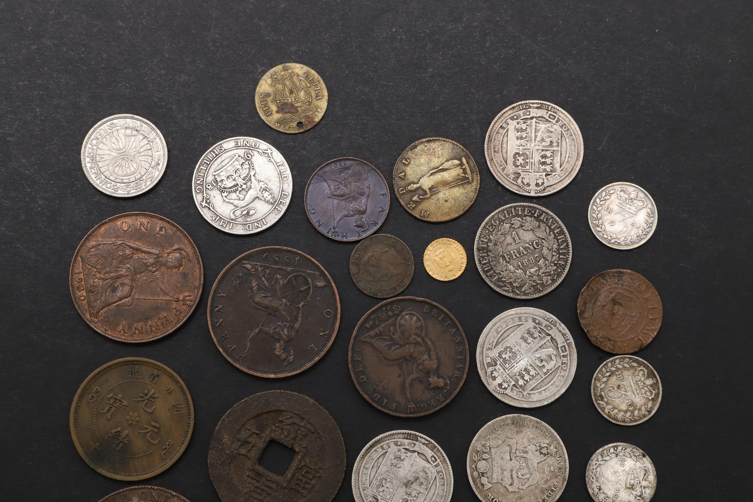 A SMALL COLLECTION OF COINS TO INCLUDE A DRUIDS HEAD PENNY AND OTHERS. - Bild 5 aus 6