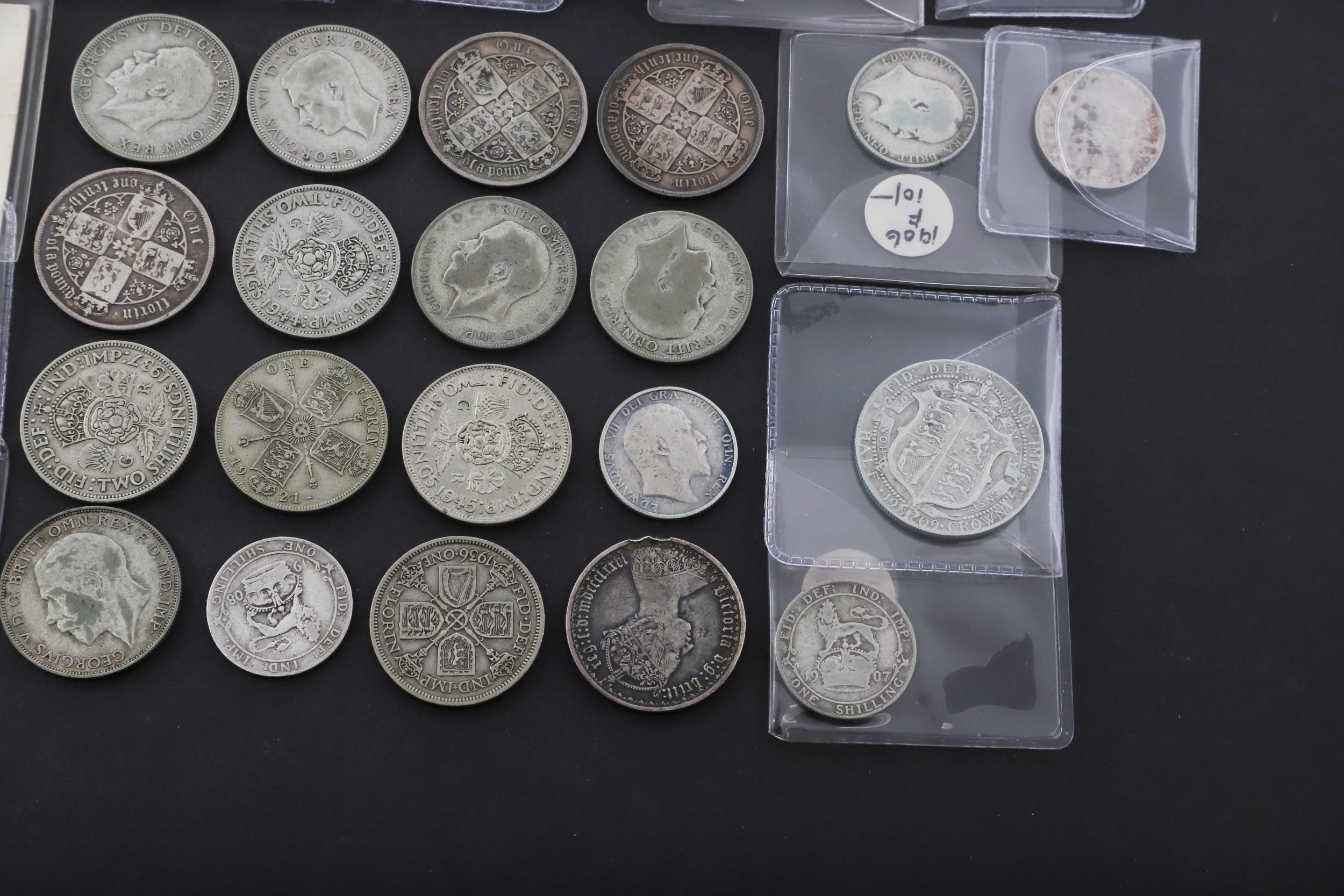 A QUEEN ANNE HALF CROWN, 1708, AND A COLLECTION OF OTHER LATER SILVER COINS. - Bild 5 aus 5