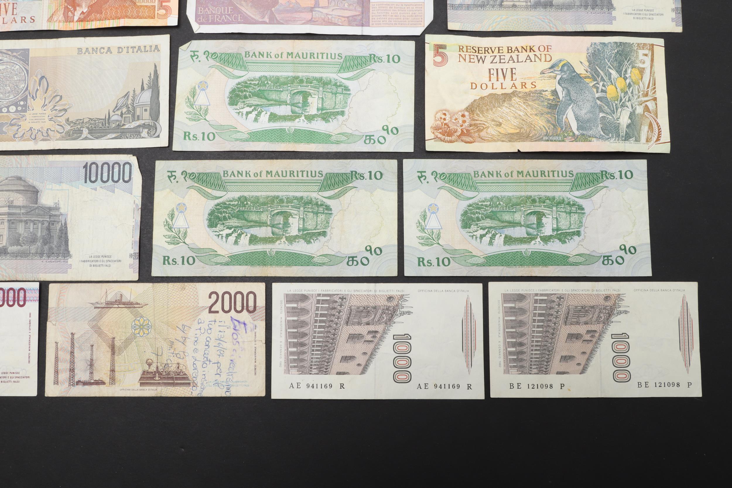 A COLLECTION OF TWENTY FOUR VARIOUS WORLD BANKNOTES. - Image 18 of 18