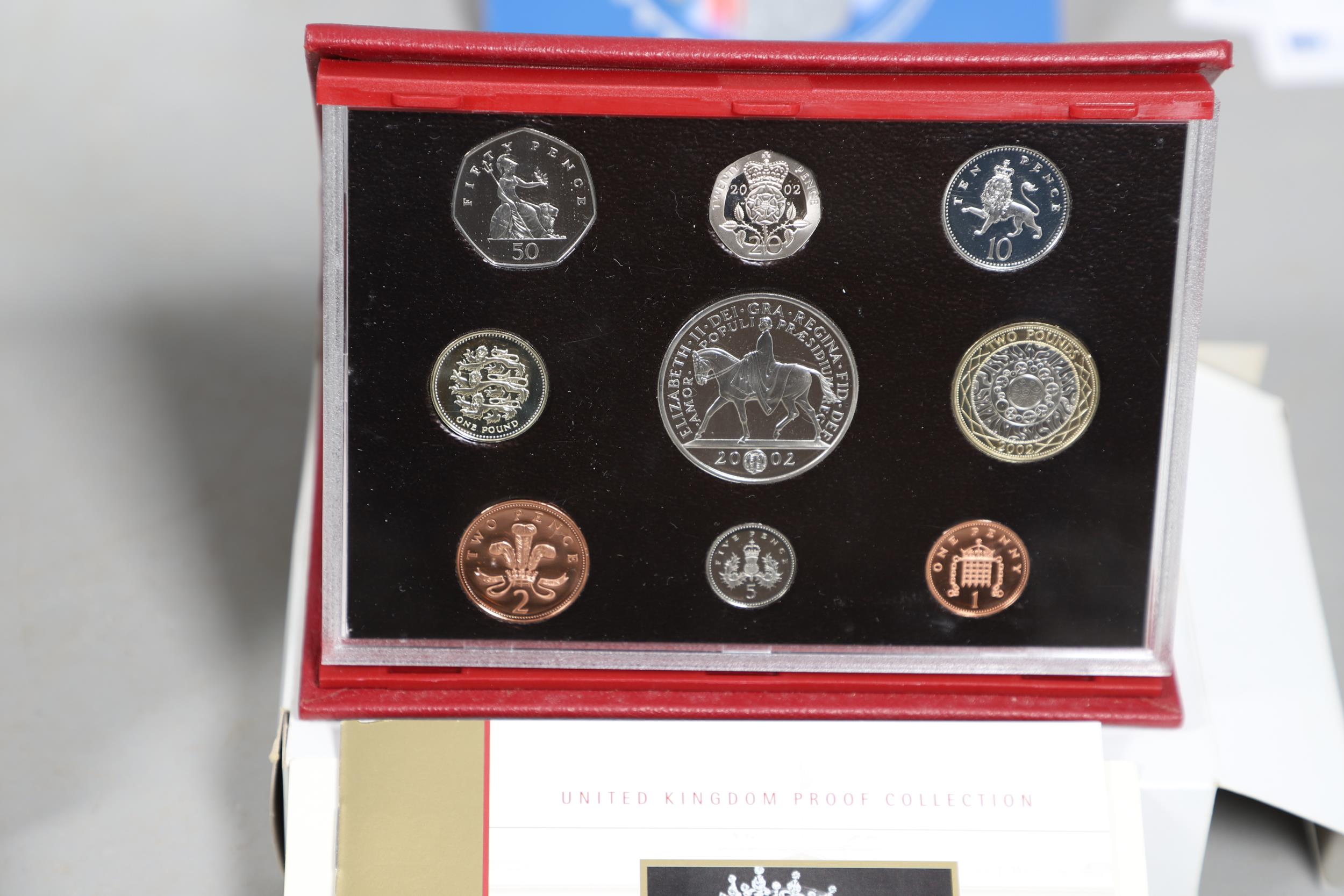 A COLLECTION OF ROYAL MINT UNCIRCULATED AND PROOF YEAR SETS. - Bild 15 aus 18