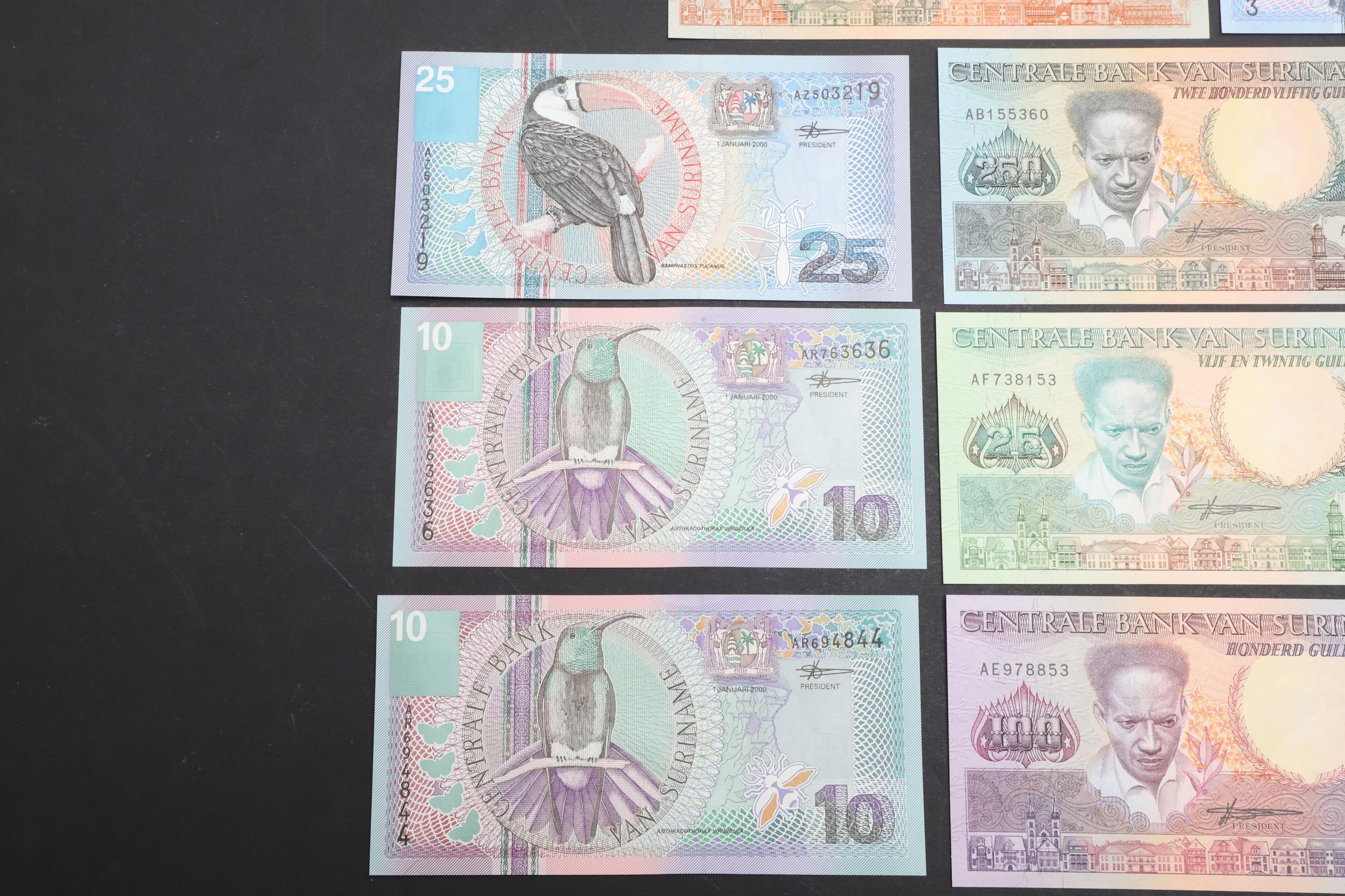 A COLLECTION OF SURINAME BANKNOTES. - Image 4 of 7