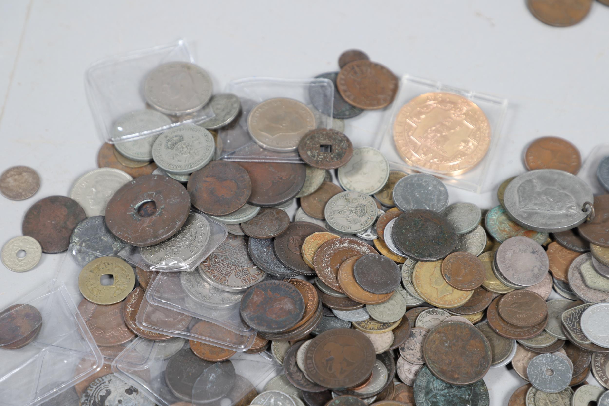 A LARGE COLLECTION OF WORLD COINS AND SIMILAR BRITISH COINS. - Bild 9 aus 20