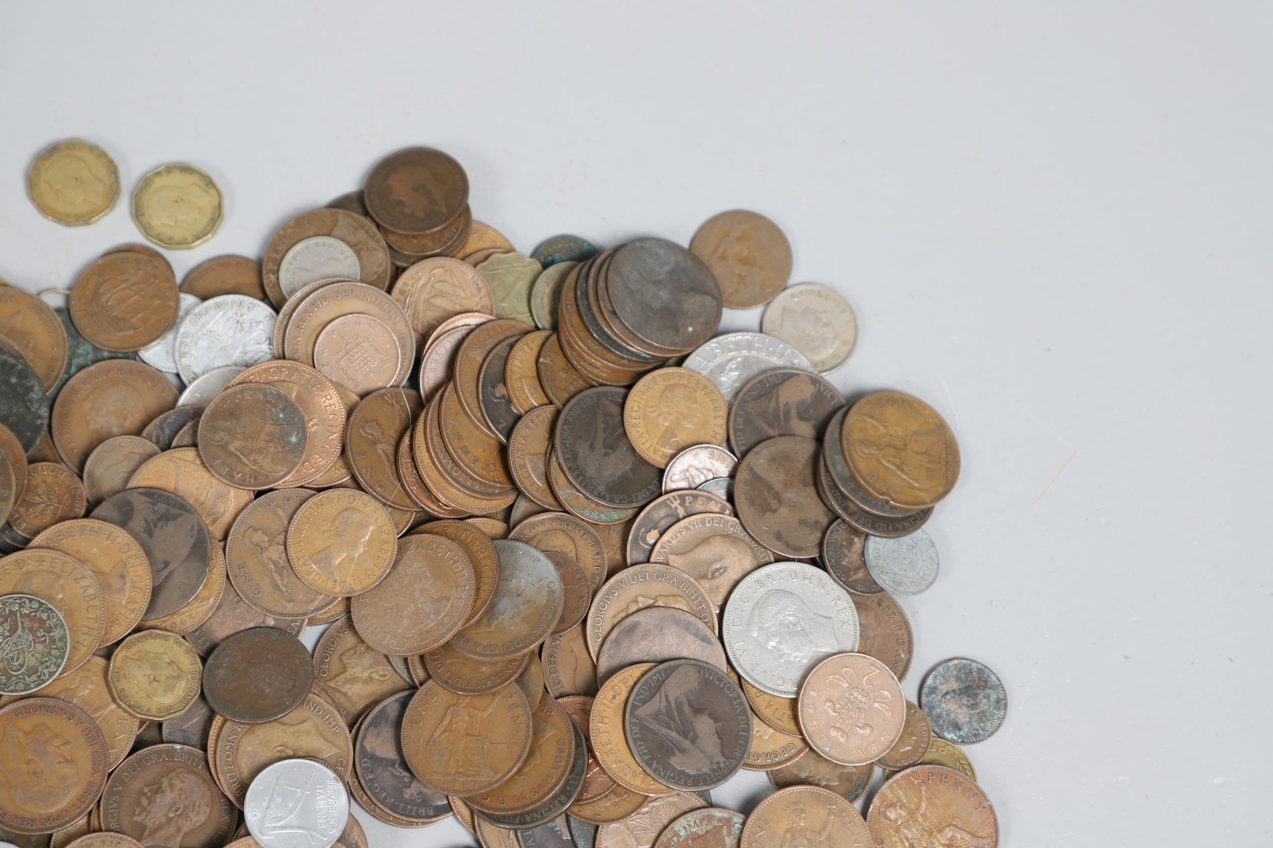 A LARGE COLLECTION OF PRE-DECIMAL COINS TO INCLUDE PENNIES, SHILLINGS AND OTHERS. - Image 4 of 10