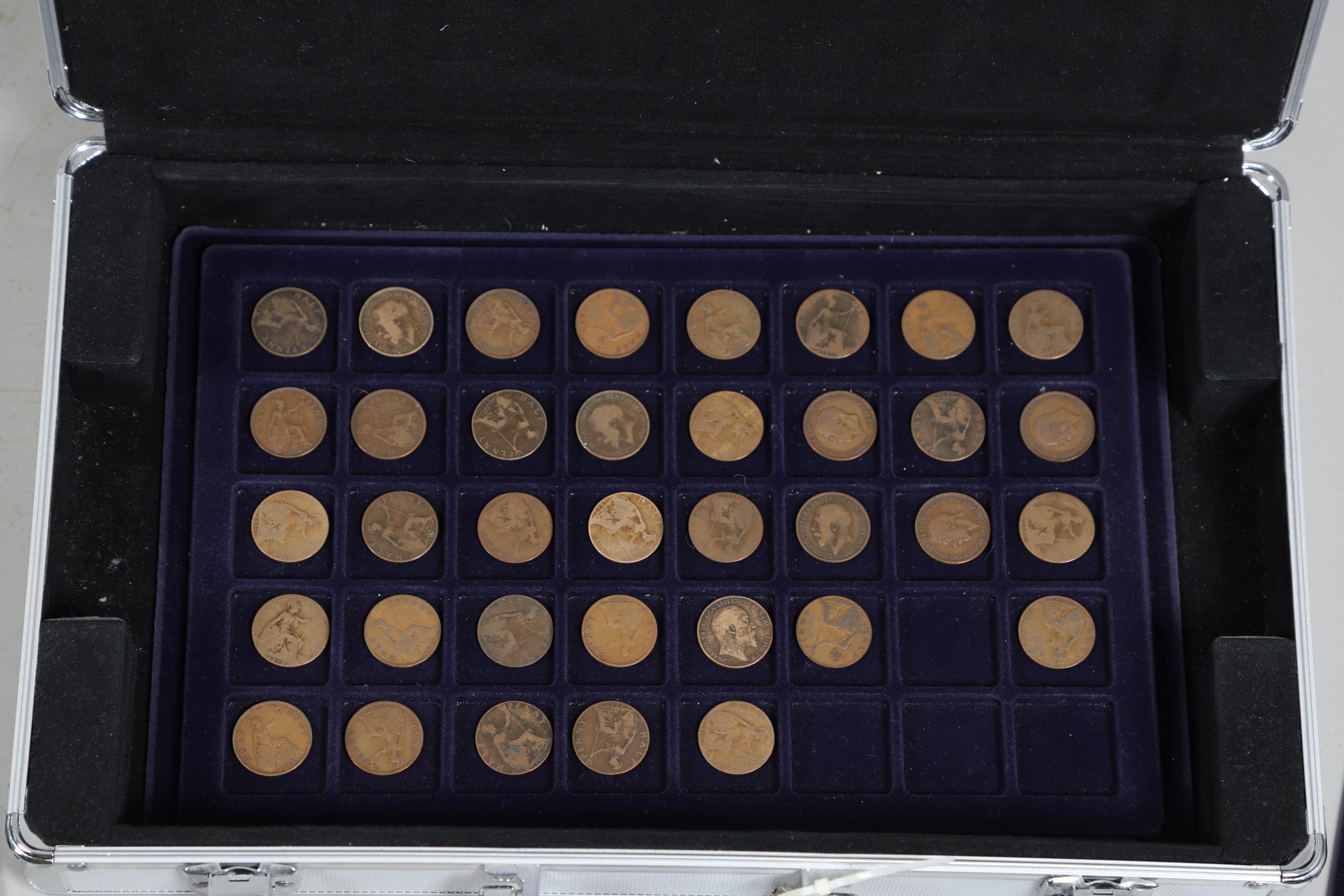 AN EXTENSIVE COLLECTION OF COINS AND TOKENS. - Bild 2 aus 14