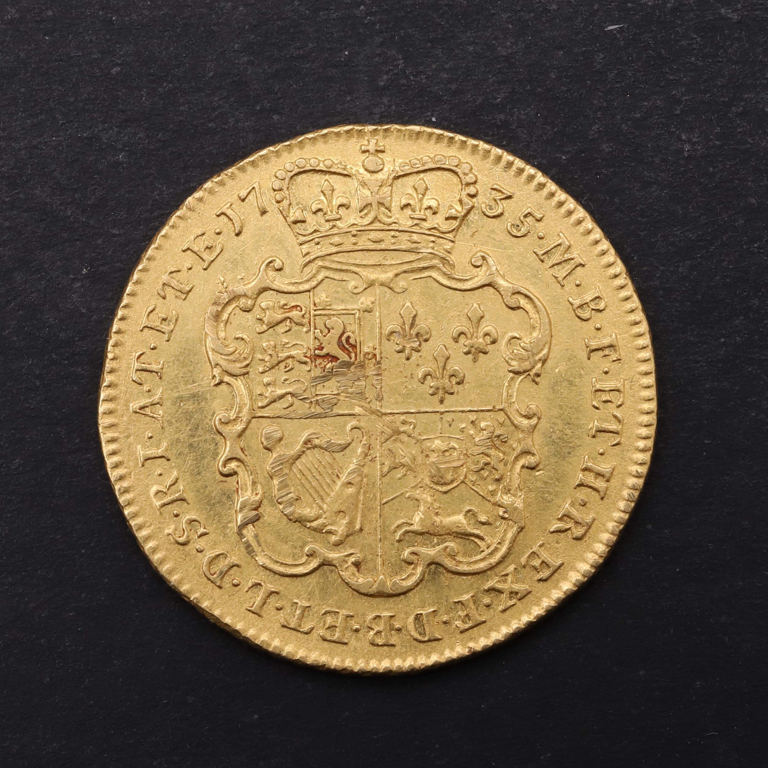 A GEORGE II GUINEA 1735. - Bild 2 aus 3