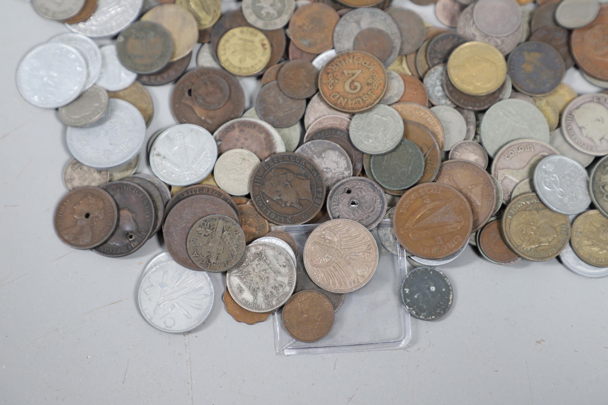A LARGE COLLECTION OF WORLD COINS AND SIMILAR BRITISH COINS. - Image 13 of 20