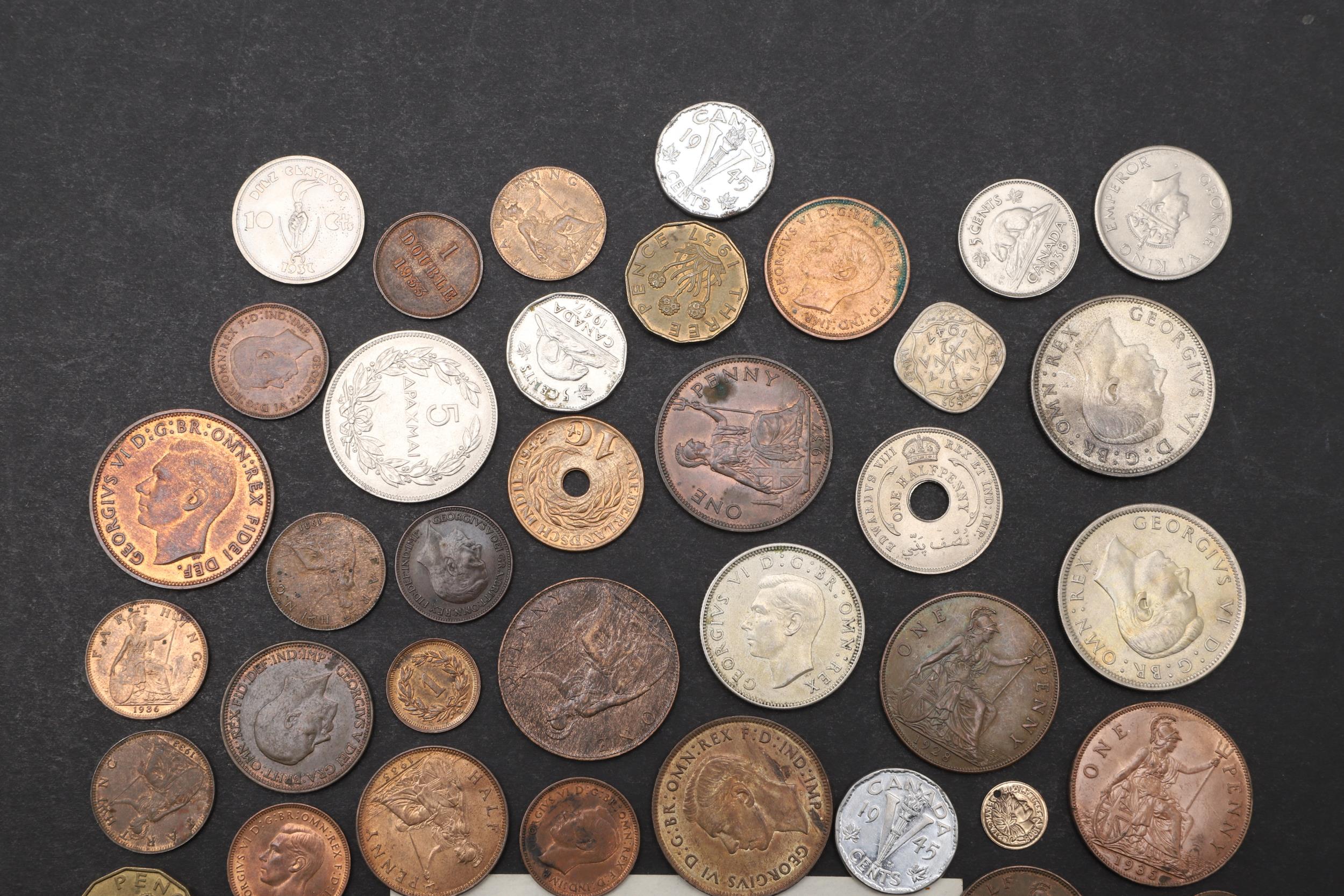 A COLLECTION OF WORLD COINS TO INCLUDE GUERNSEY, INDIA AND OTHERS. - Image 2 of 4