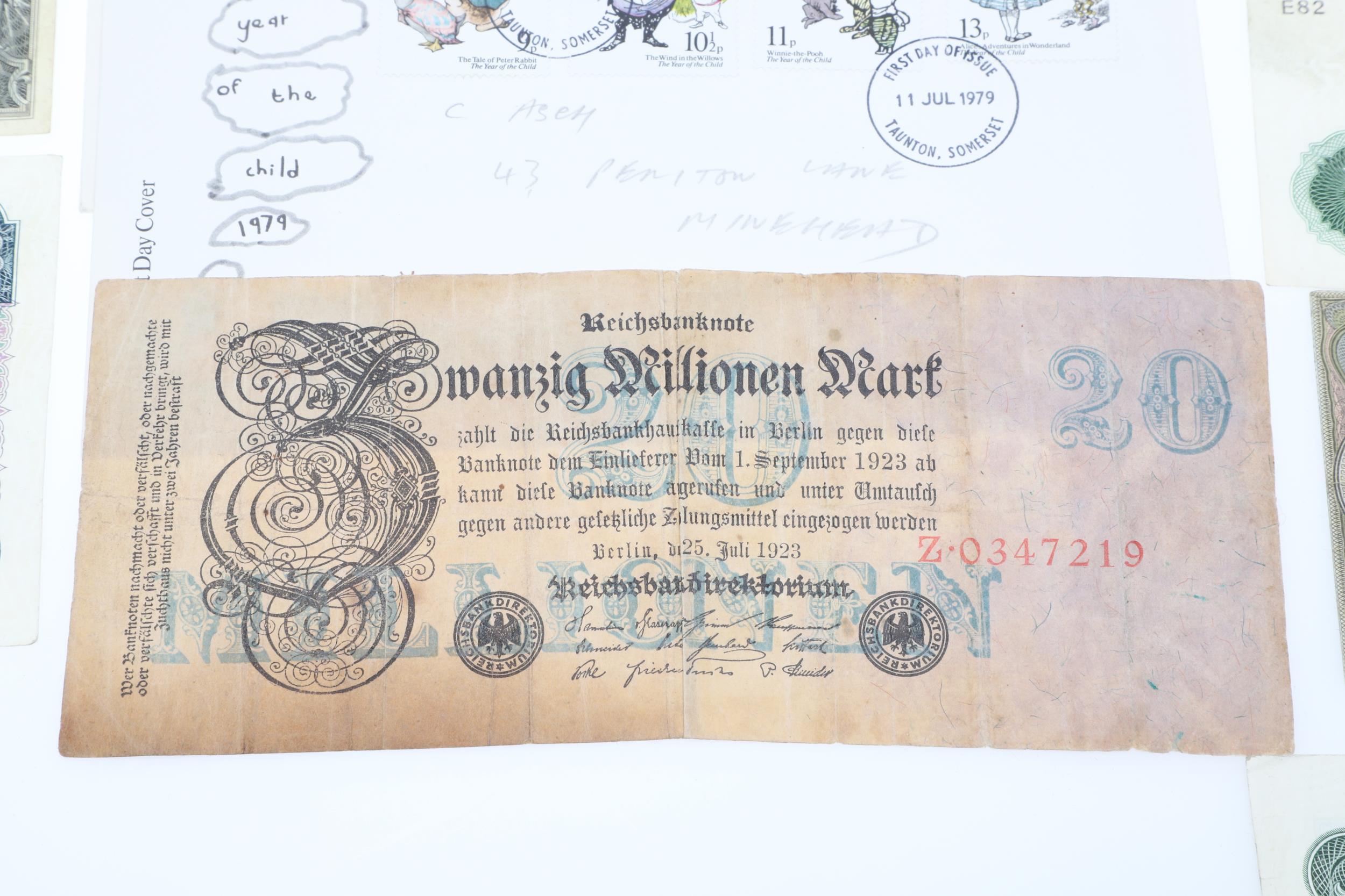 A SMALL COLLECTION OF BANKNOTES TO INCLUDE SEVENTEEN CONSECUTIVE TEN SHILLING NOTES. - Image 9 of 17