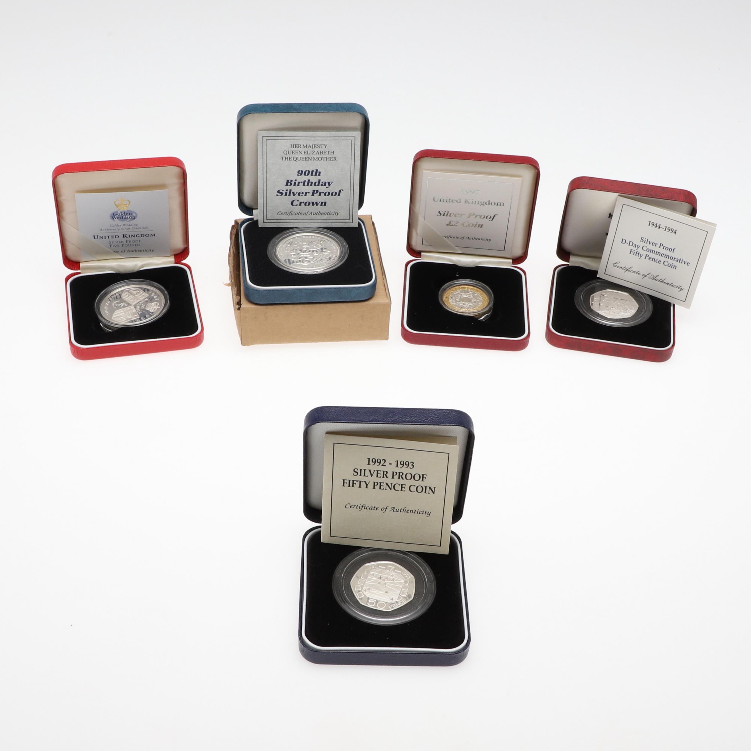 A COLLECTION OF ROYAL MINT SILVER PROOF COINS TO INCLUDE A 1994 D-DAY COMMEMORATIVE FIFTY PENCE AND - Image 9 of 17