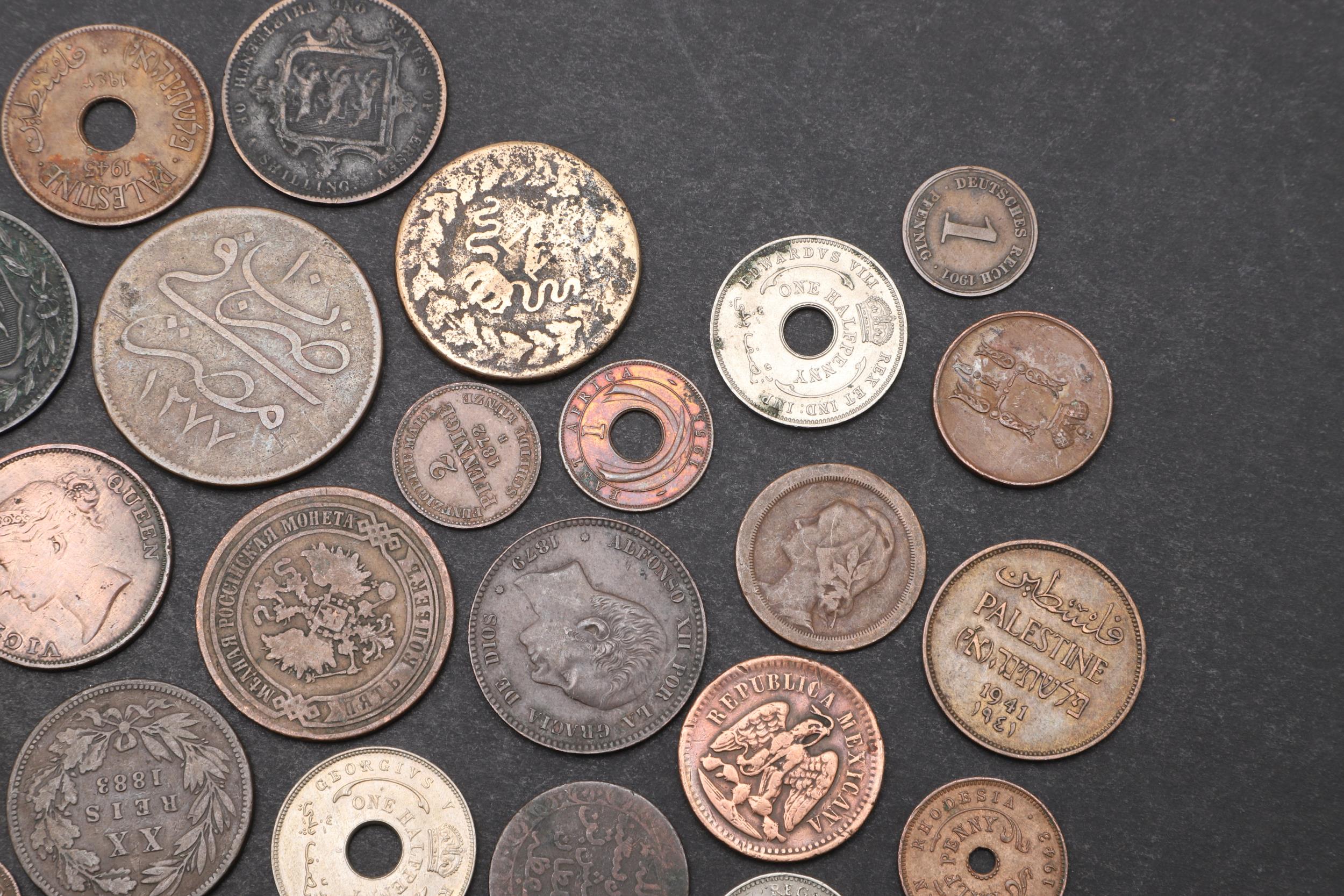 A COLLECTION OF WORLD COINS TO INCLUDE CANADIAN SILVER AND OTHERS. - Image 5 of 5