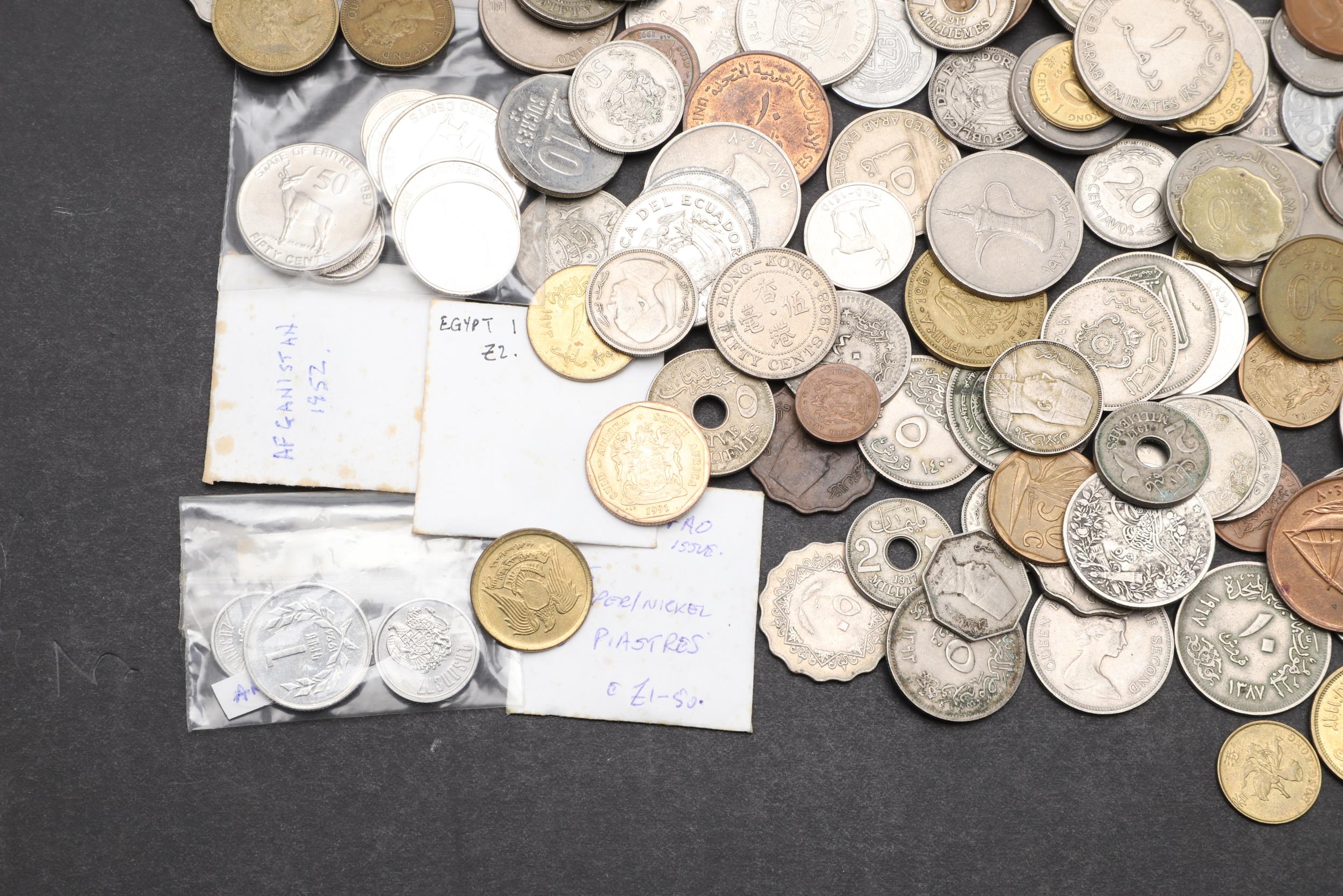 A MIXED COLLECTION OF WORLD COINS TO INCLUDE COINS FROM AFGHANISTAN, EGYPT AND OTHER COUNTRIES. - Bild 6 aus 7