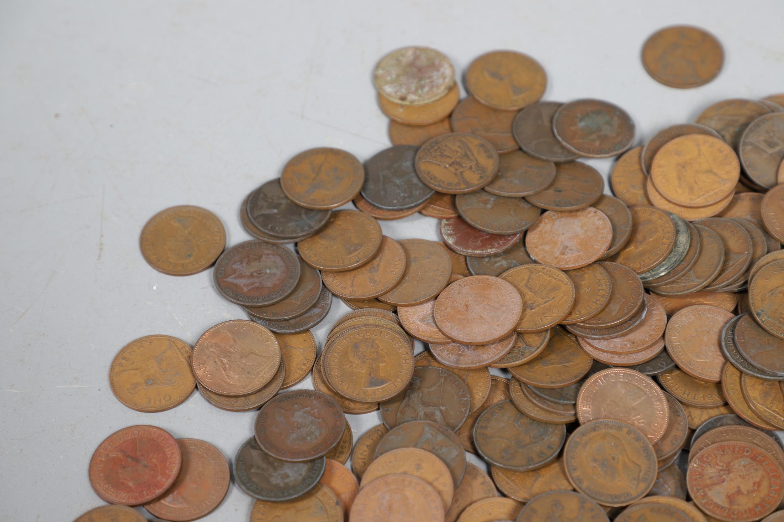 A LARGE COLLECTION OF WORLD COINS AND SIMILAR BRITISH COINS. - Image 4 of 20