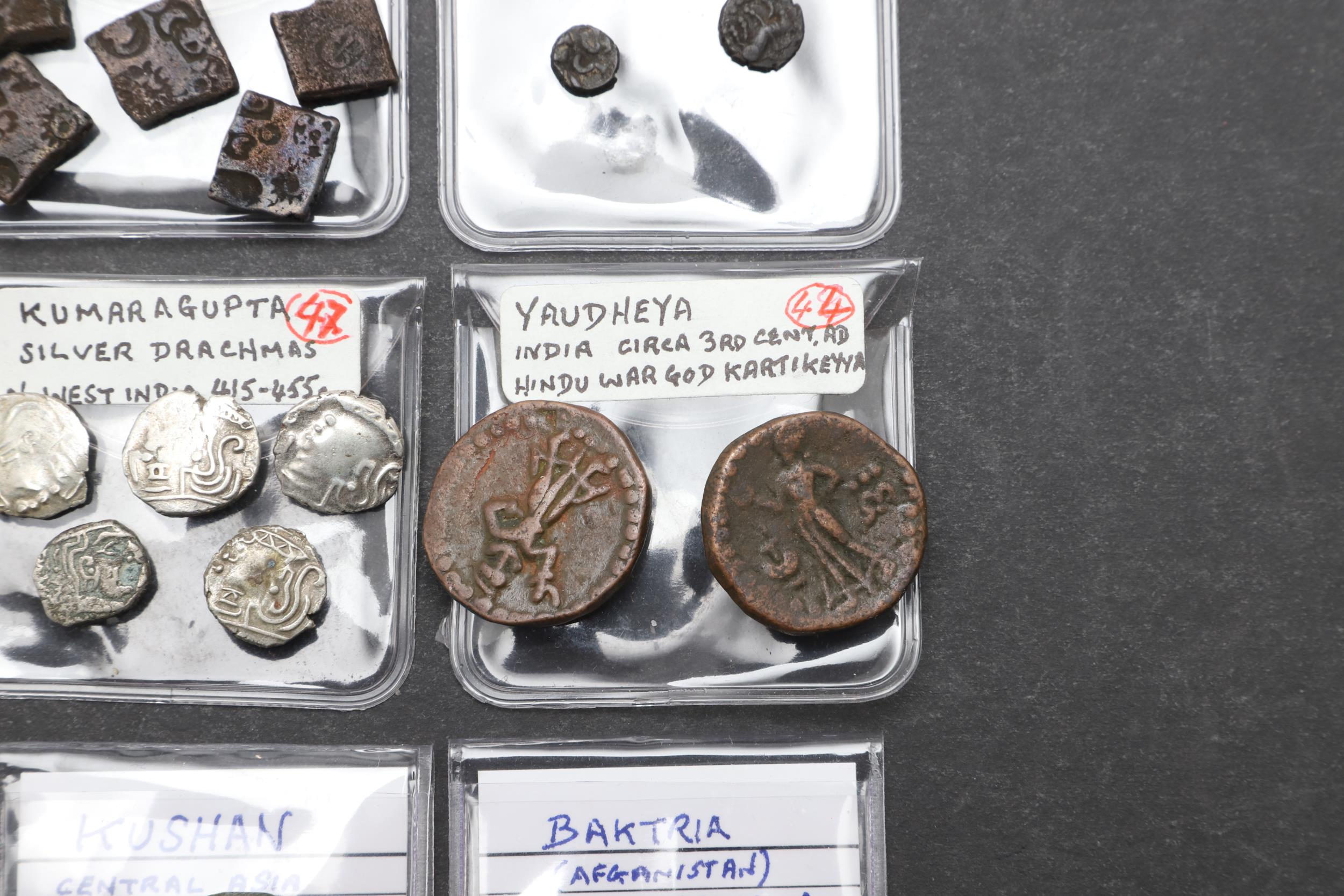 AN INTERESTING COLLECTION OF ANCIENT COINS TO INCLUDE INDIAN AND AFGHANISTAN. - Bild 5 aus 12