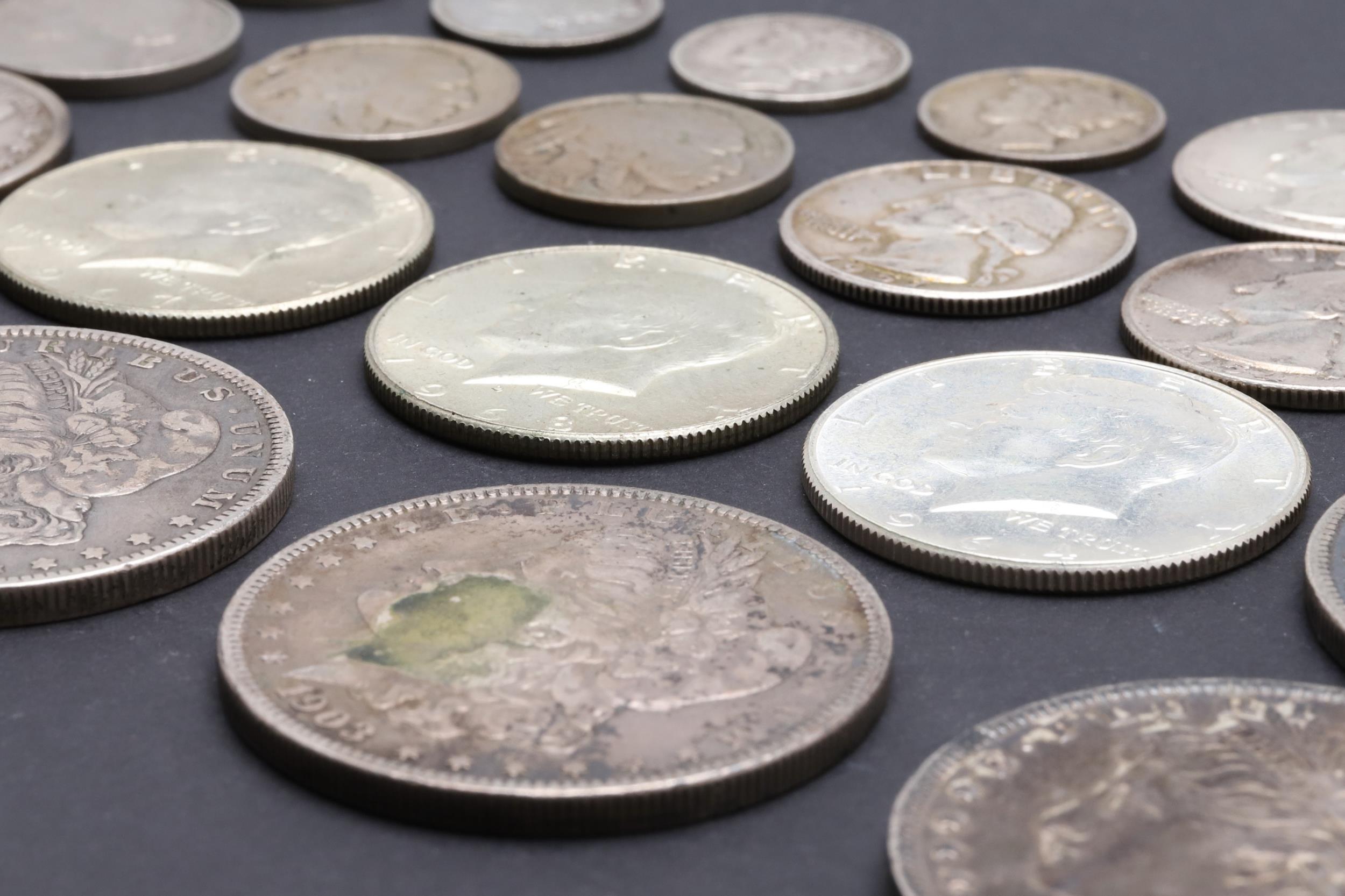 A COLLECTION OF AMERICAN DOLLARS, 1889 AND LATER, WITH OTHER SMALLER DENOMINATIONS. - Bild 10 aus 10