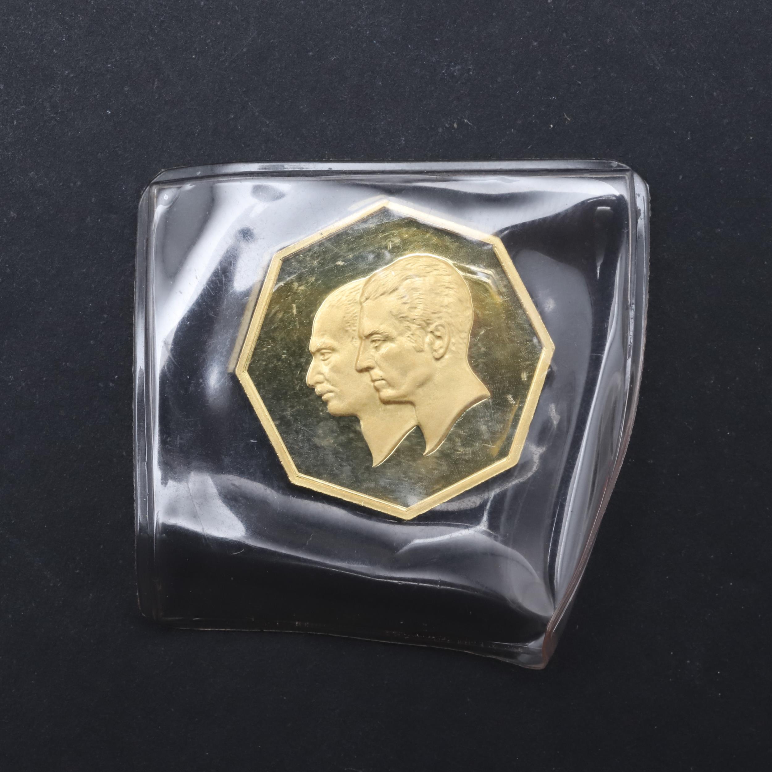A PERSIAN GOLD COMMEMORATIVE COIN, 50 YEARS OF THE PAHLAVI DYNASTY. 1976.