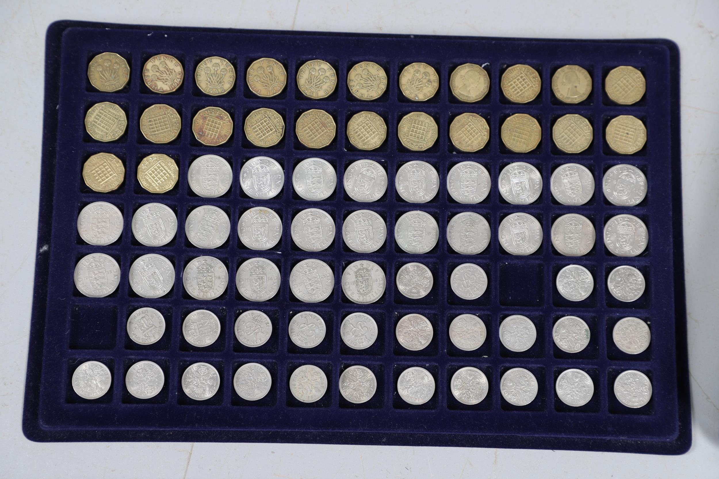 AN EXTENSIVE COLLECTION OF COINS AND TOKENS. - Bild 3 aus 14