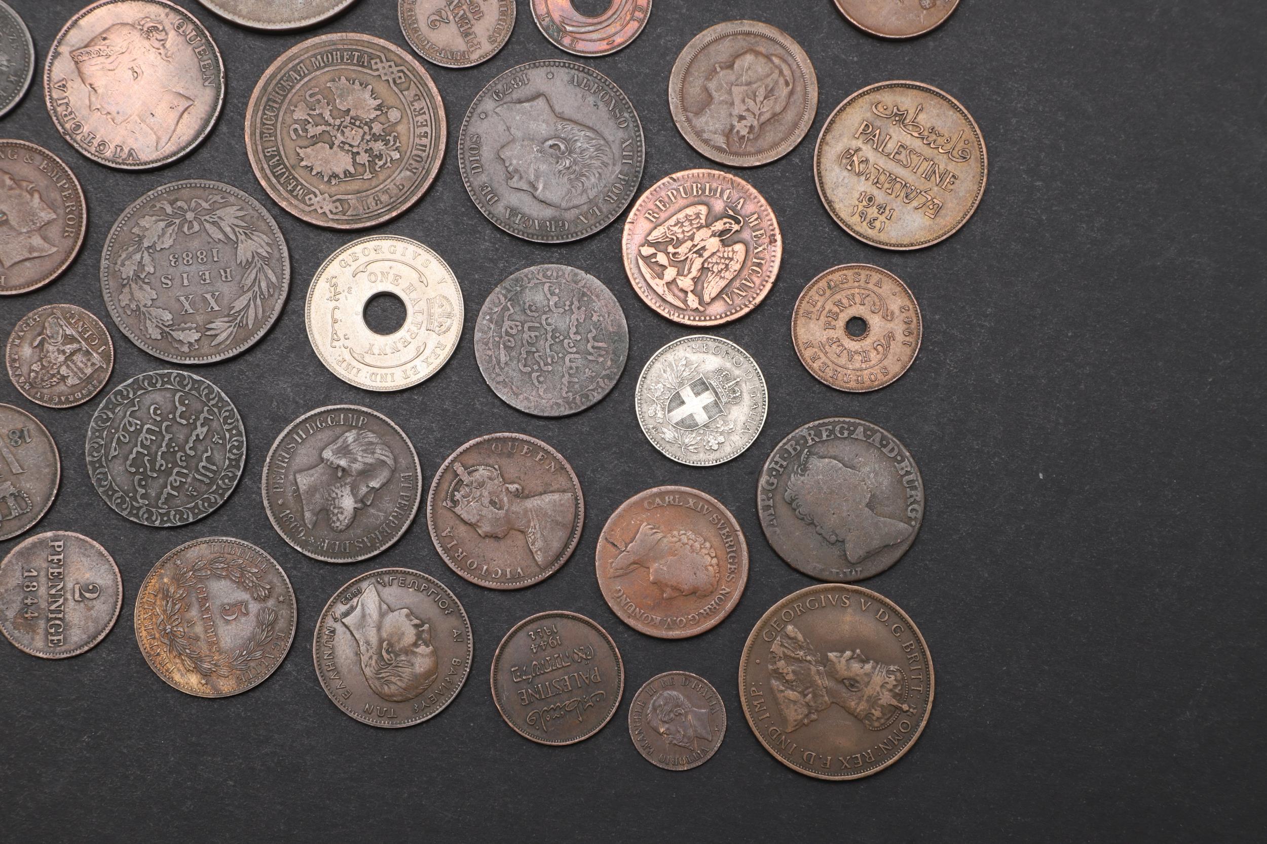 A COLLECTION OF WORLD COINS TO INCLUDE CANADIAN SILVER AND OTHERS. - Image 4 of 5