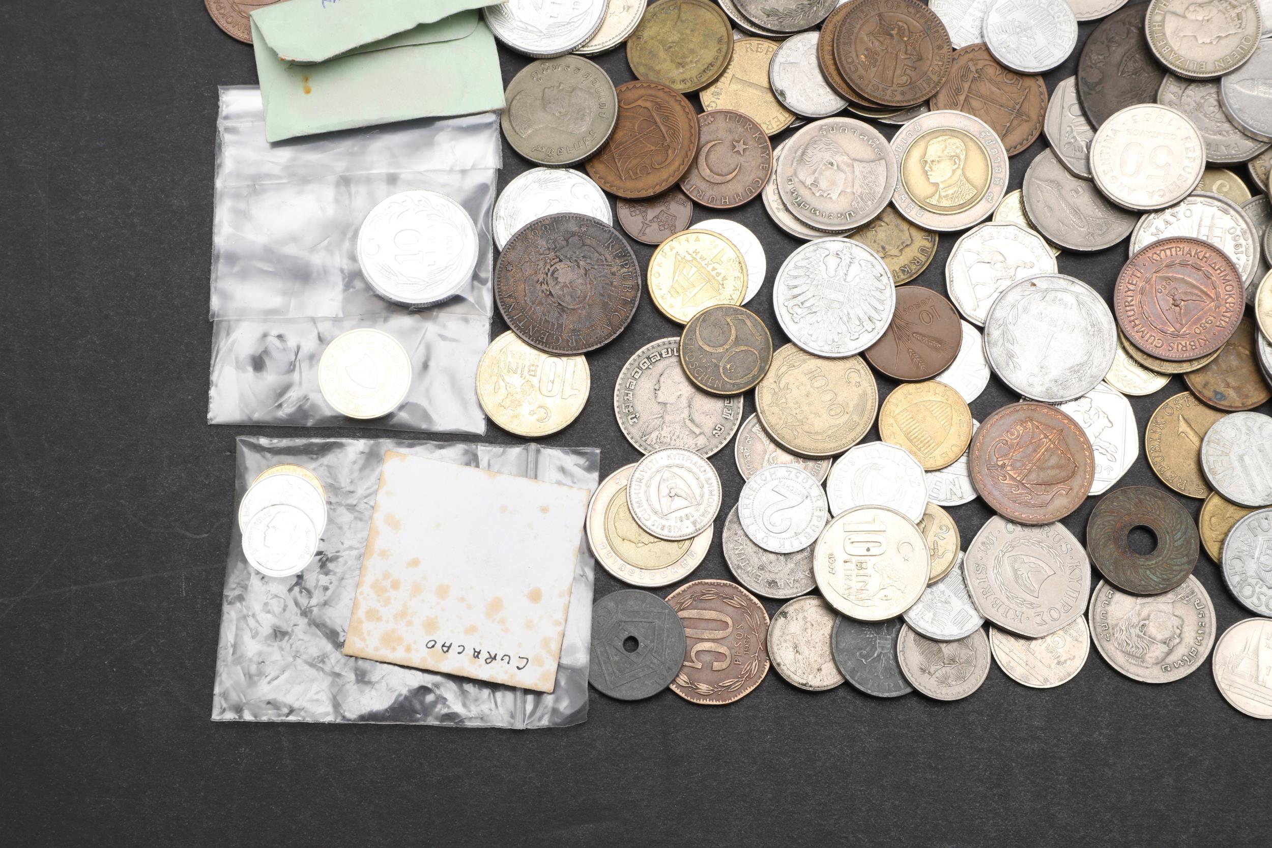 A COLLECTION OF WORLD COINS TO INCLUDE COINS FROM ARGENTINA, TURKEY AND CHILE. - Bild 6 aus 8