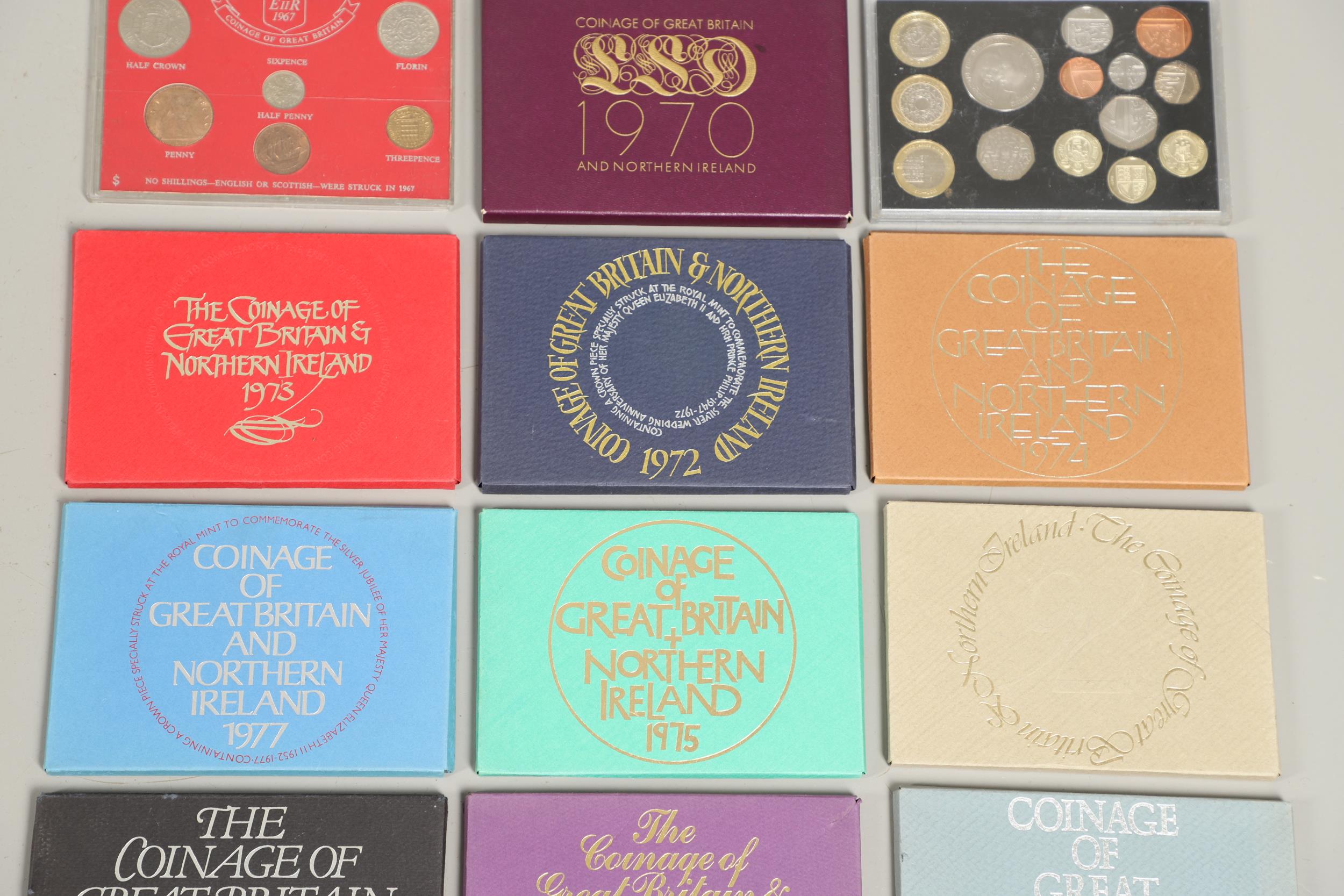 A COLLECTION OF ROYAL MINT UNCIRCULATED YEAR SETS, 1970 AND LATER. - Bild 3 aus 8