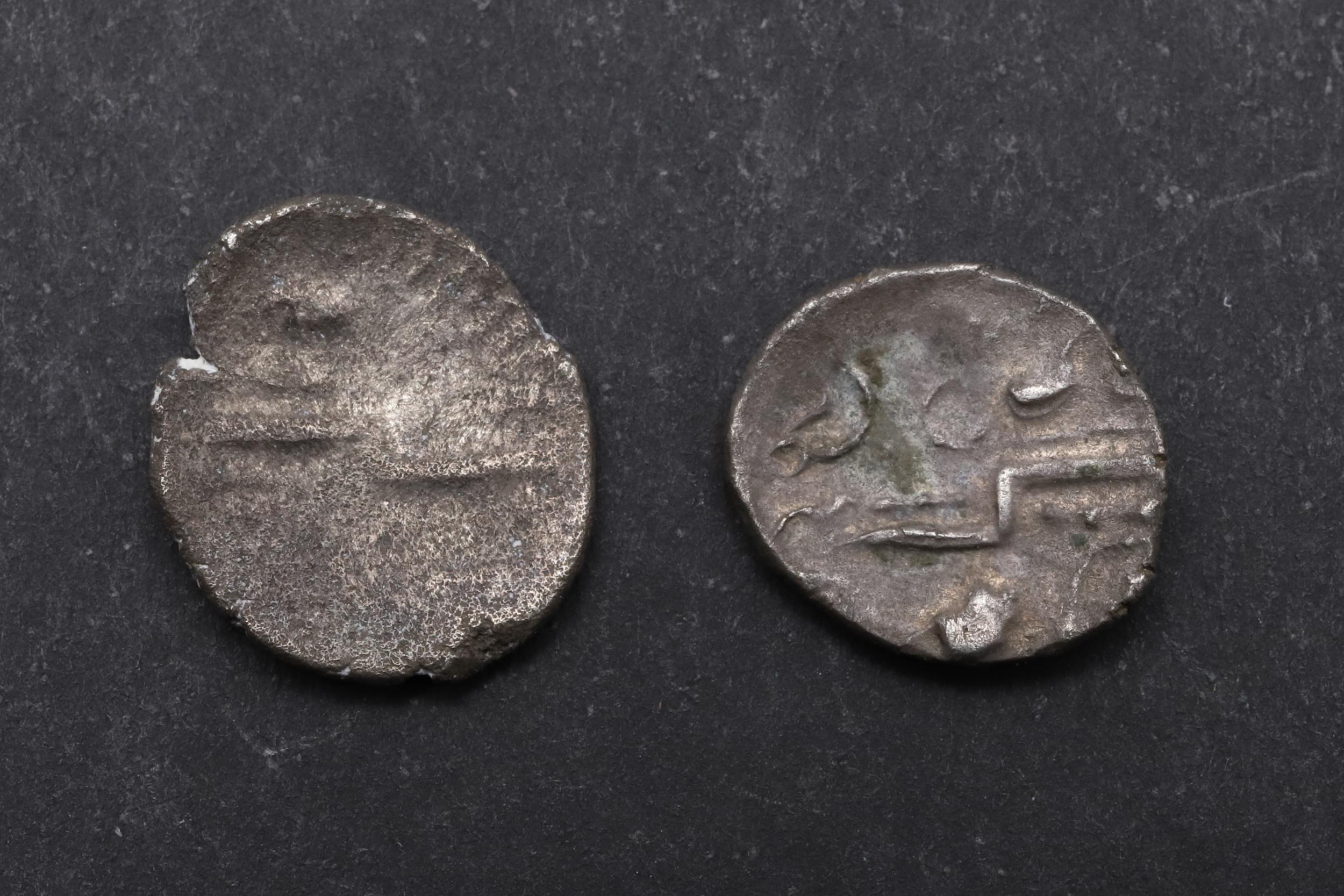 BRITISH IRON AGE, DUROTRIGES, BADBURY RAT QUARTER STATER AND ANOTHER SIMILAR. - Bild 2 aus 3