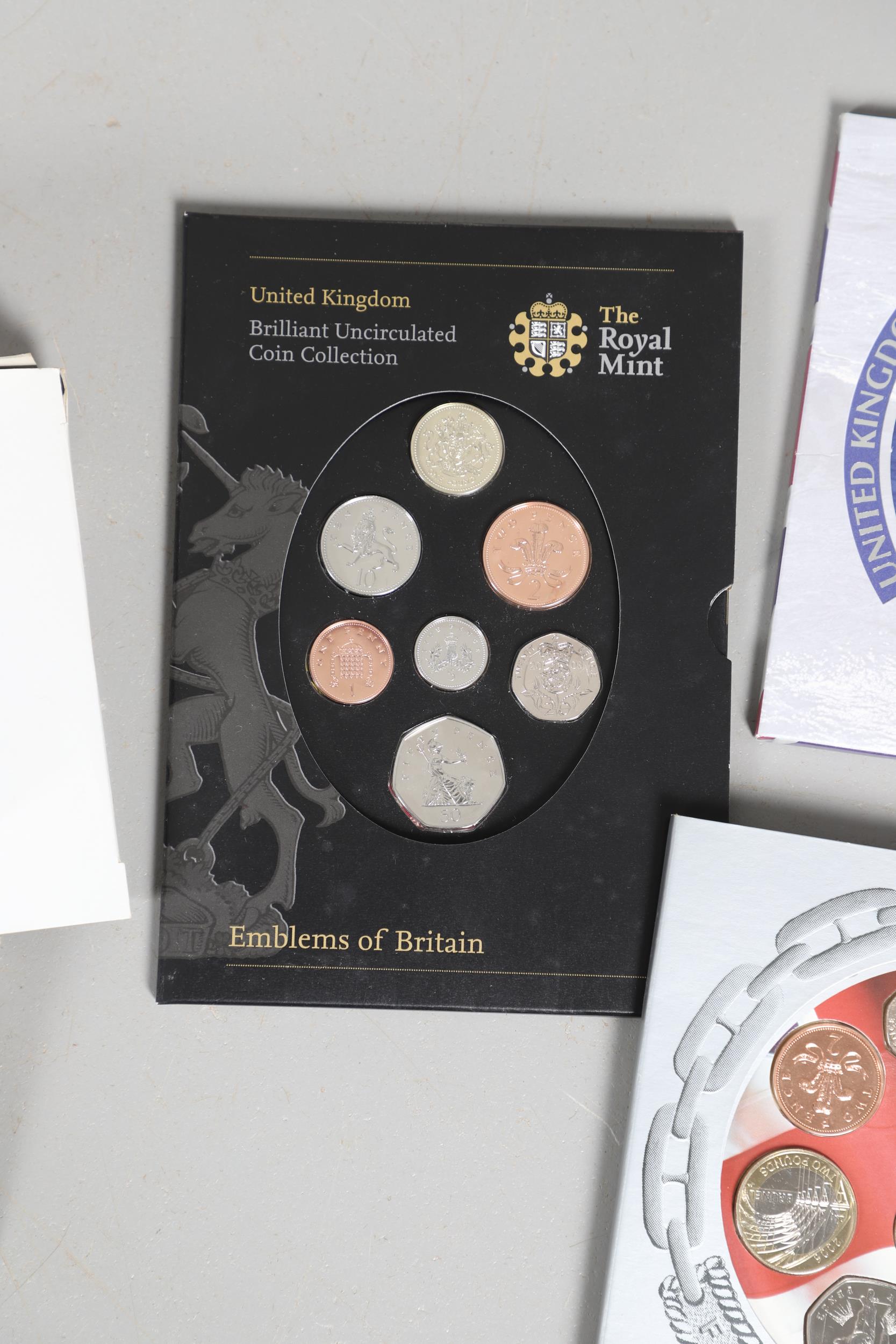 A COLLECTION OF ROYAL MINT UNCIRCULATED AND PROOF YEAR SETS. - Bild 16 aus 18