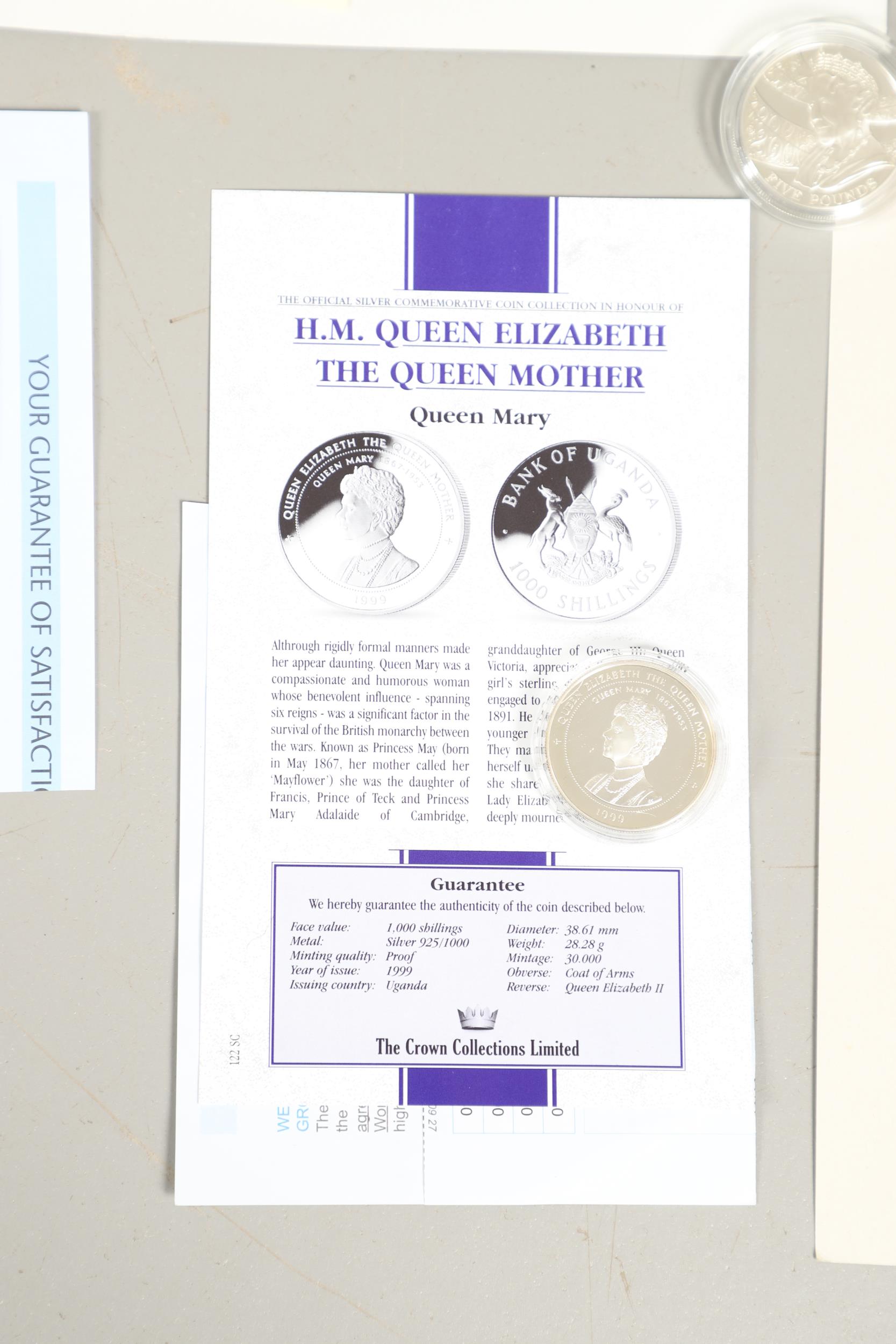 A COLLECTION OF QUEEN MOTHER CENTENARY CELEBRATION SILVER PROOF COINS. - Bild 3 aus 9