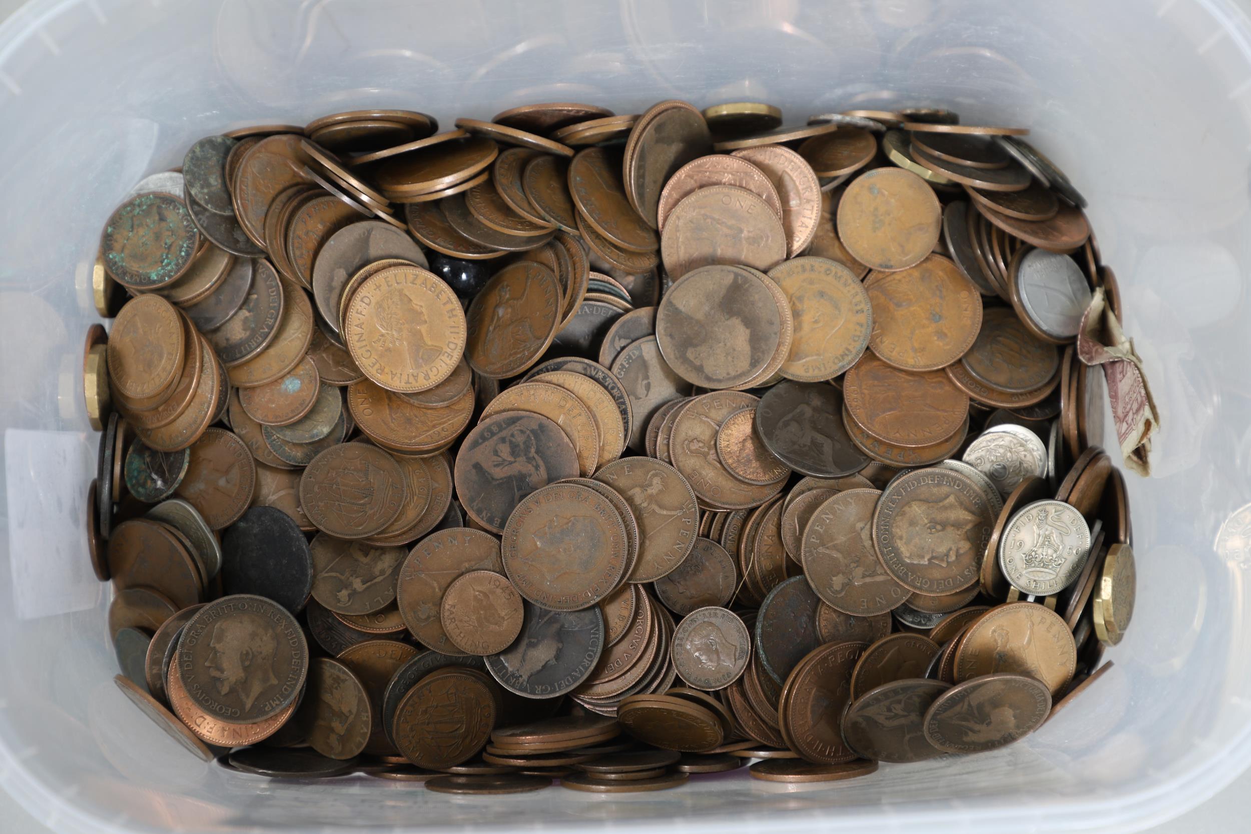 A LARGE COLLECTION OF PRE-DECIMAL COINS TO INCLUDE PENNIES, SHILLINGS AND OTHERS. - Bild 10 aus 10