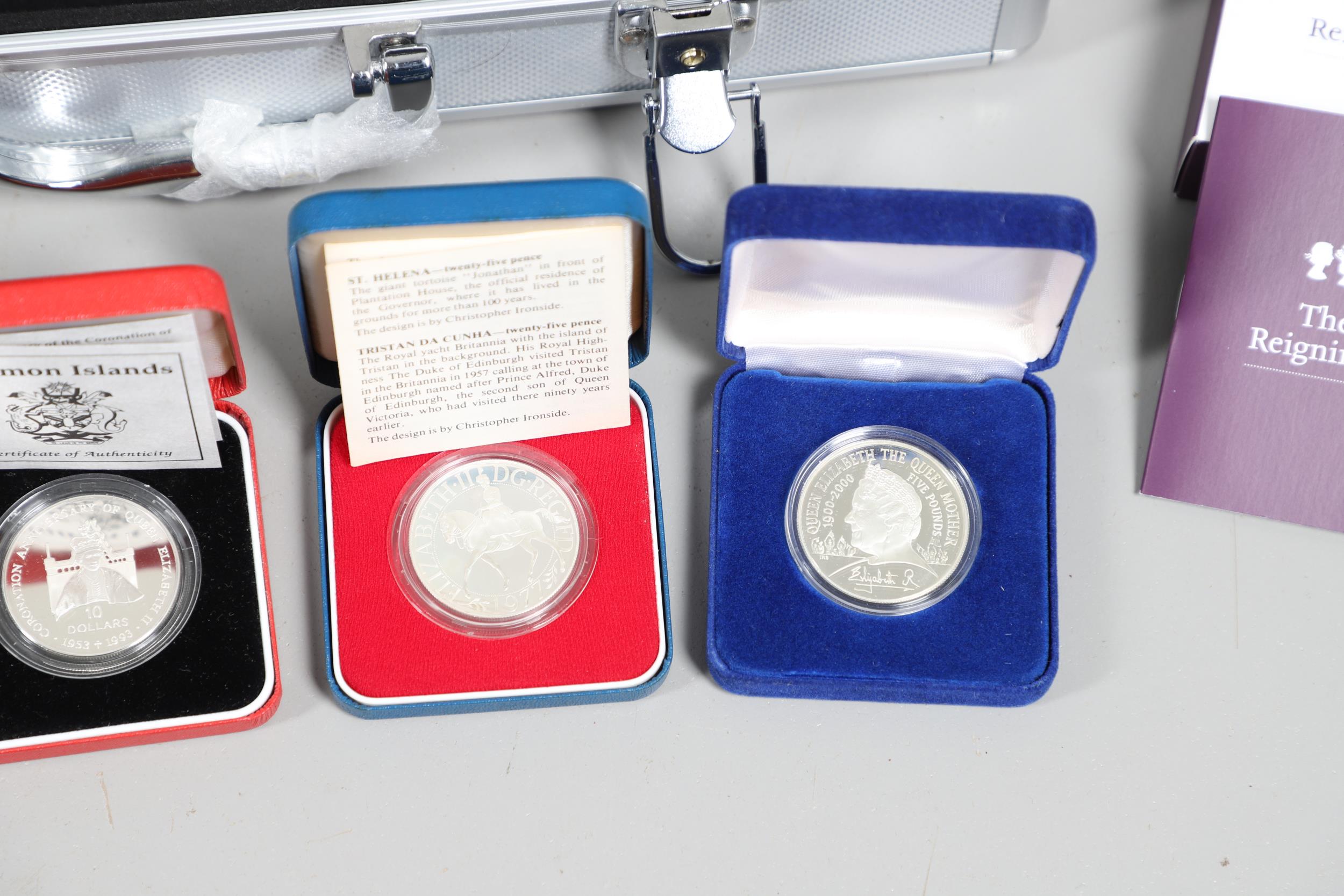 A COLLECTION OF FOURTEEN ROYAL MINT SILVER PROOF AND SIMILAR CROWNS. - Image 6 of 12