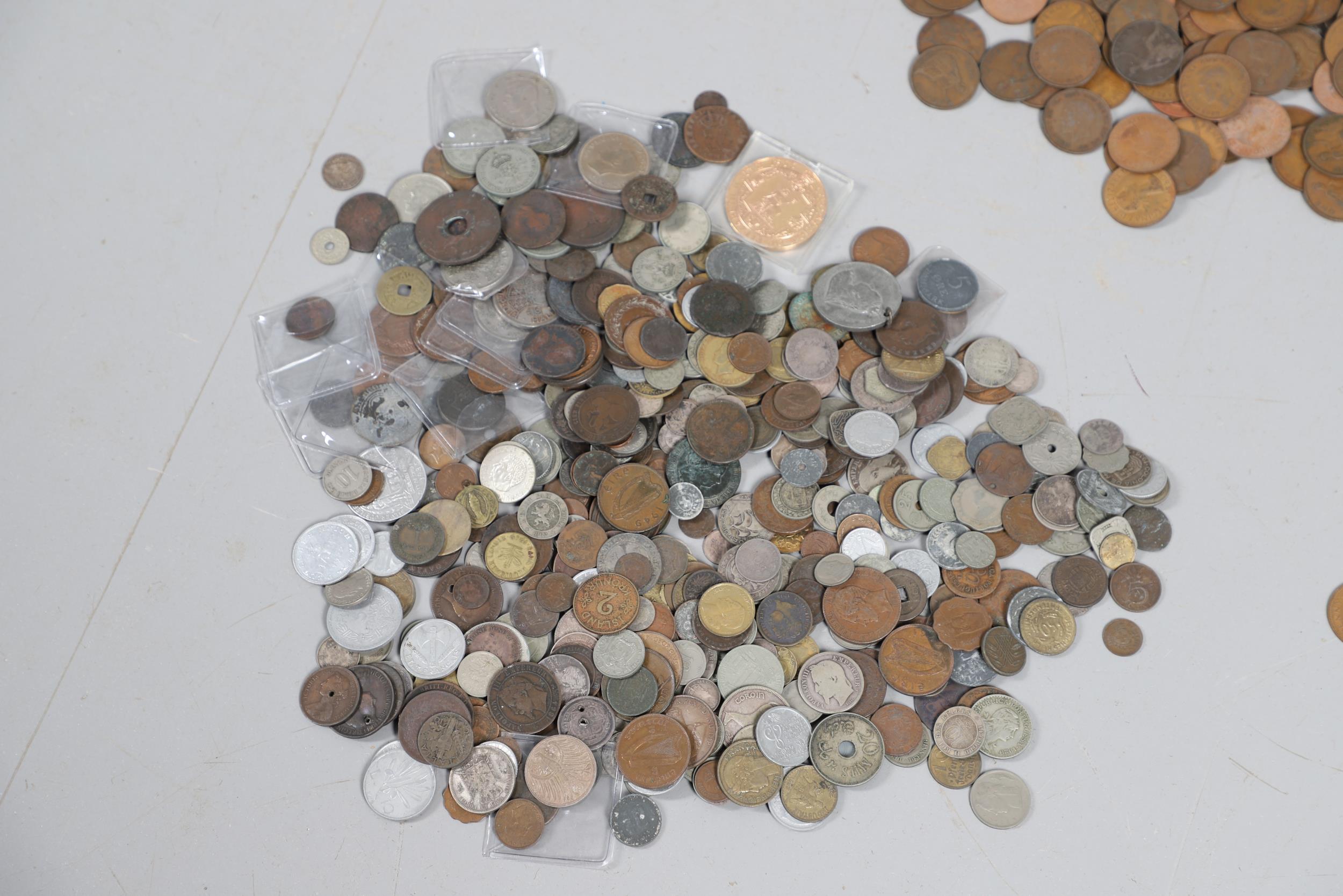 A LARGE COLLECTION OF WORLD COINS AND SIMILAR BRITISH COINS. - Image 7 of 20
