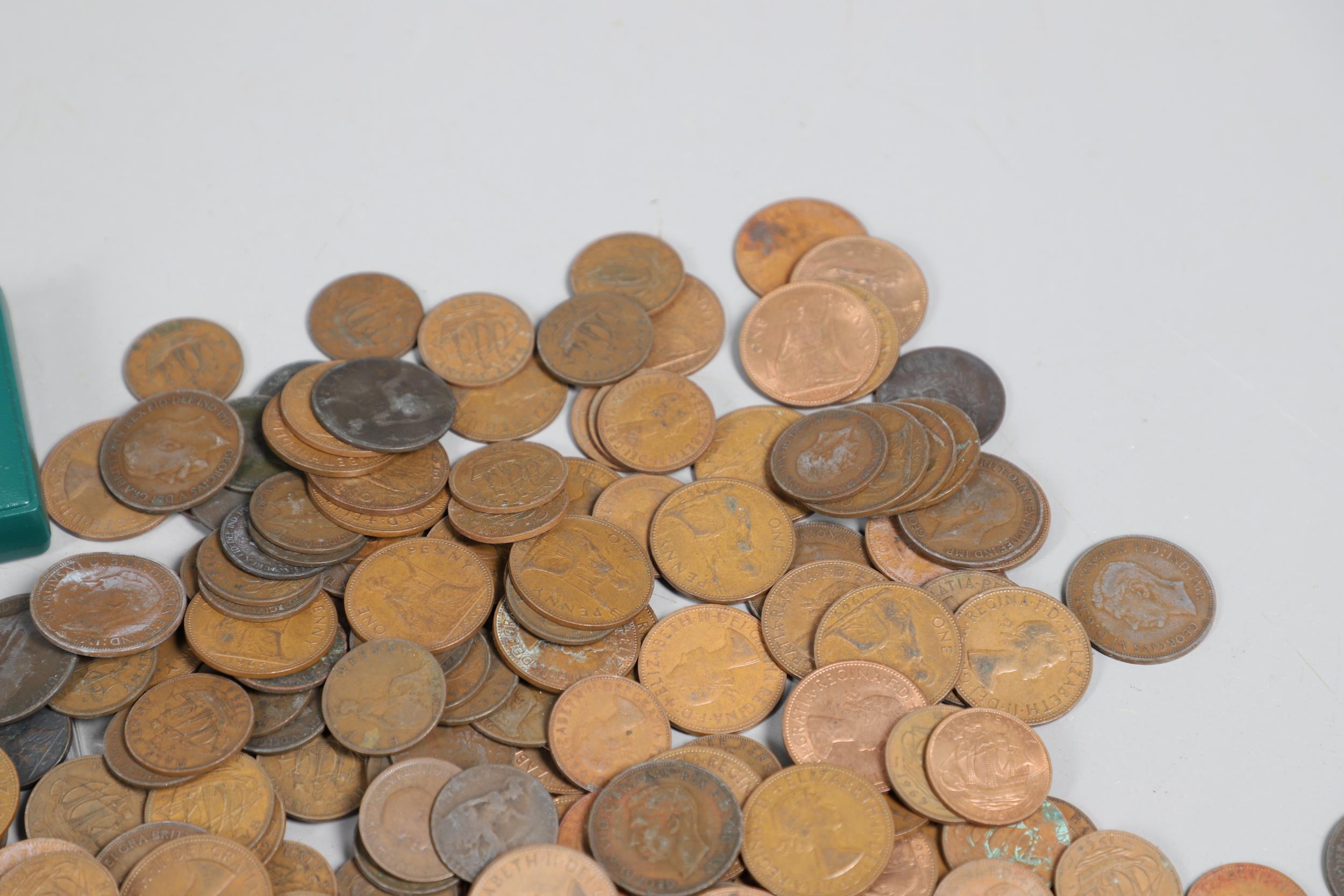 A LARGE COLLECTION OF WORLD COINS AND SIMILAR BRITISH COINS. - Image 18 of 20