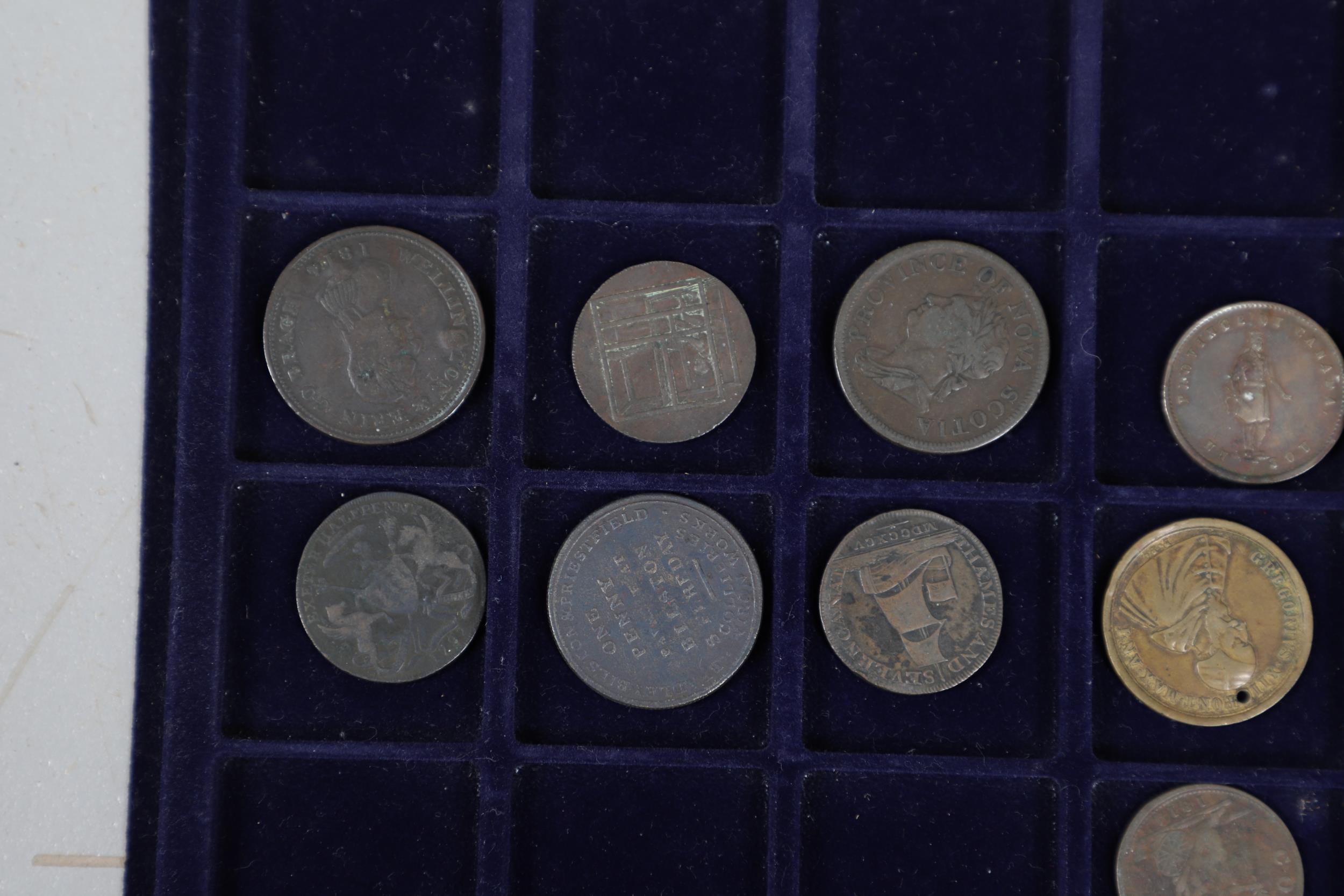 AN EXTENSIVE COLLECTION OF COINS AND TOKENS. - Bild 5 aus 14