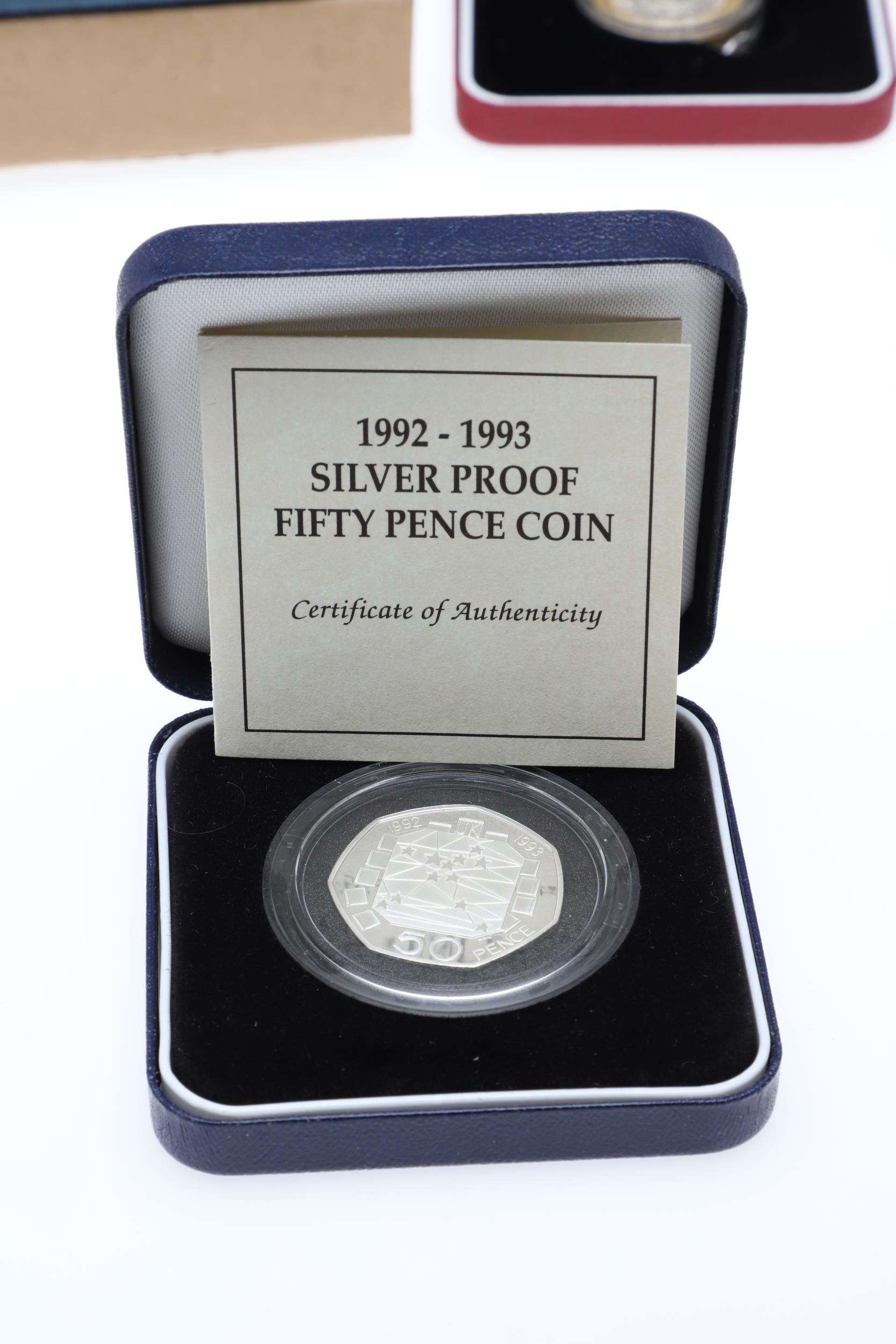 A COLLECTION OF ROYAL MINT SILVER PROOF COINS TO INCLUDE A 1994 D-DAY COMMEMORATIVE FIFTY PENCE AND - Bild 12 aus 17