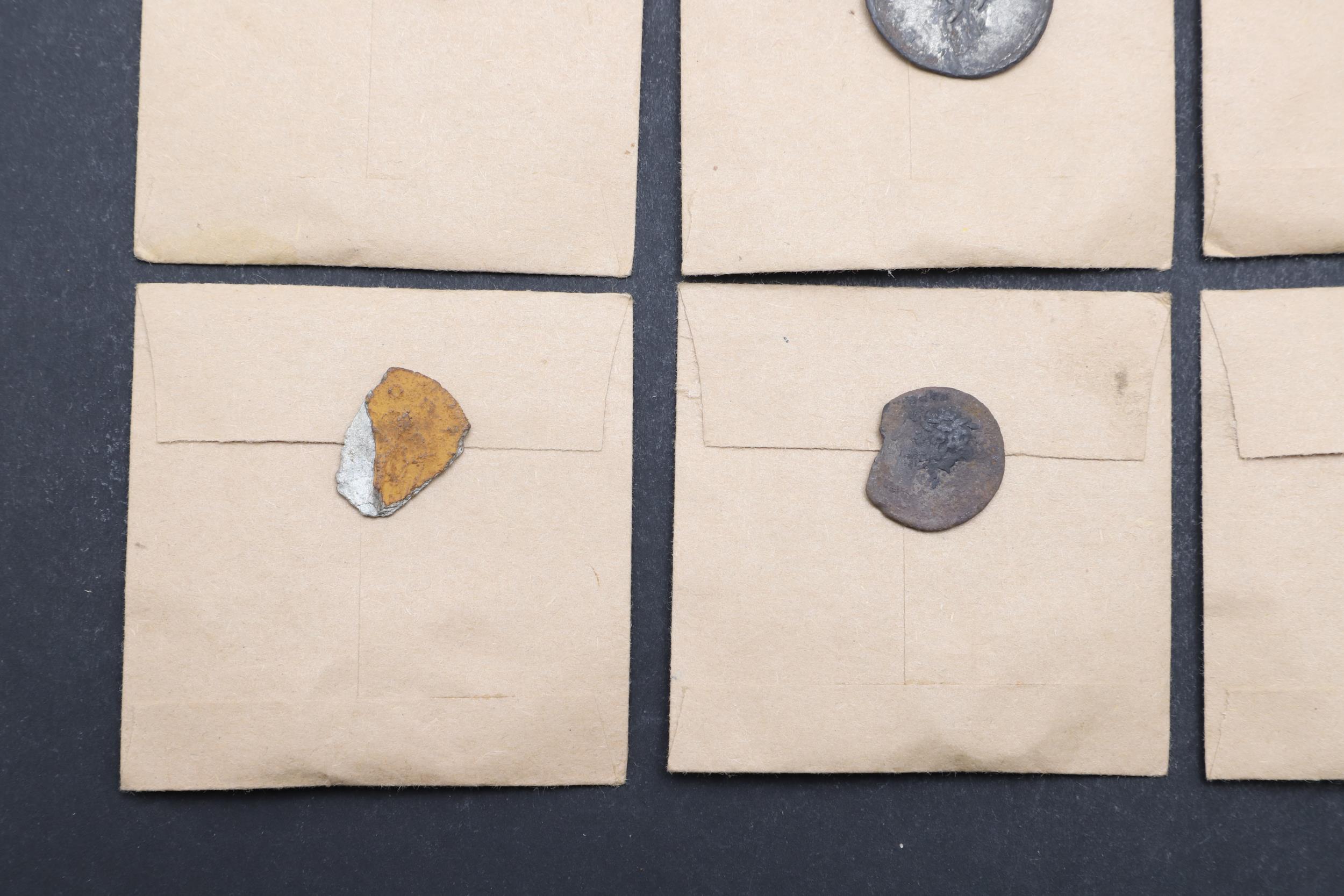 A HOARD OF SIXTEEN ROMAN COINS ALL IDENTIFIED AND RECORDED AS TREASURE T2019-1102. - Bild 8 aus 10