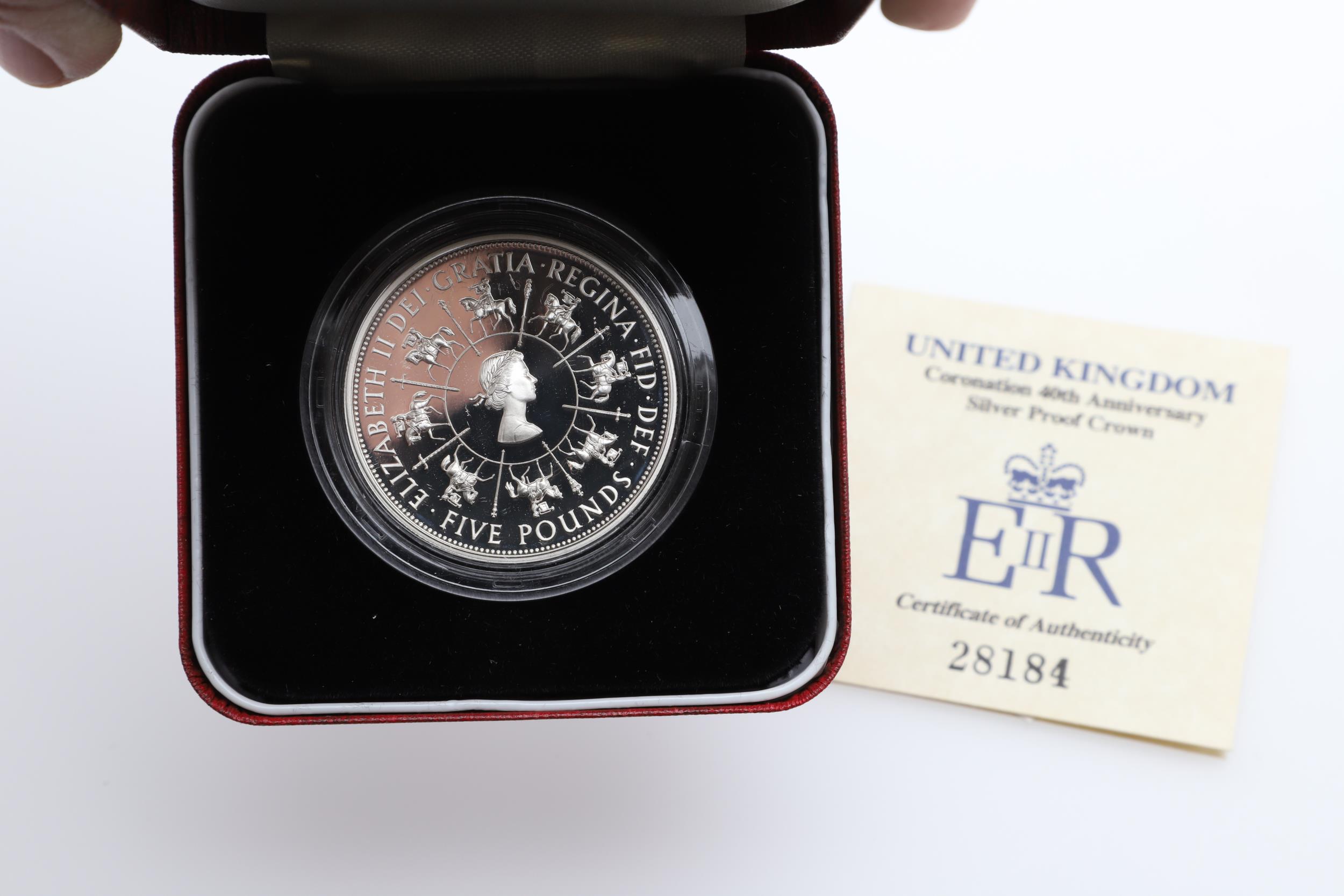 A COLLECTION OF ROYAL MINT SILVER PROOF COINS TO INCLUDE A 1994 D-DAY COMMEMORATIVE FIFTY PENCE AND - Image 5 of 17