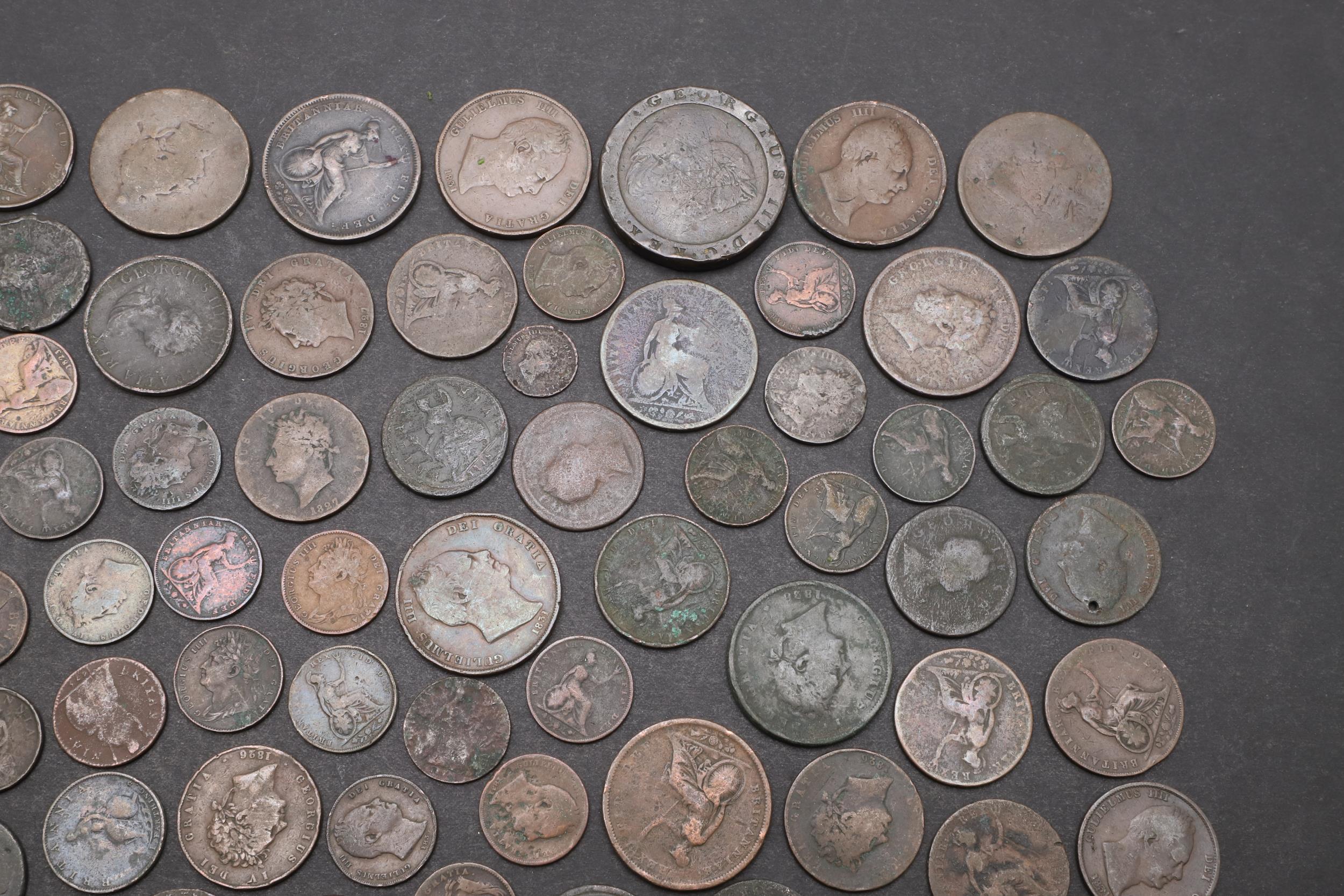 A COLLECTION OF 17TH AND 18TH CENTURY COPPER TO INCLUDE FARTHINGS AND OTHERS. - Image 3 of 5