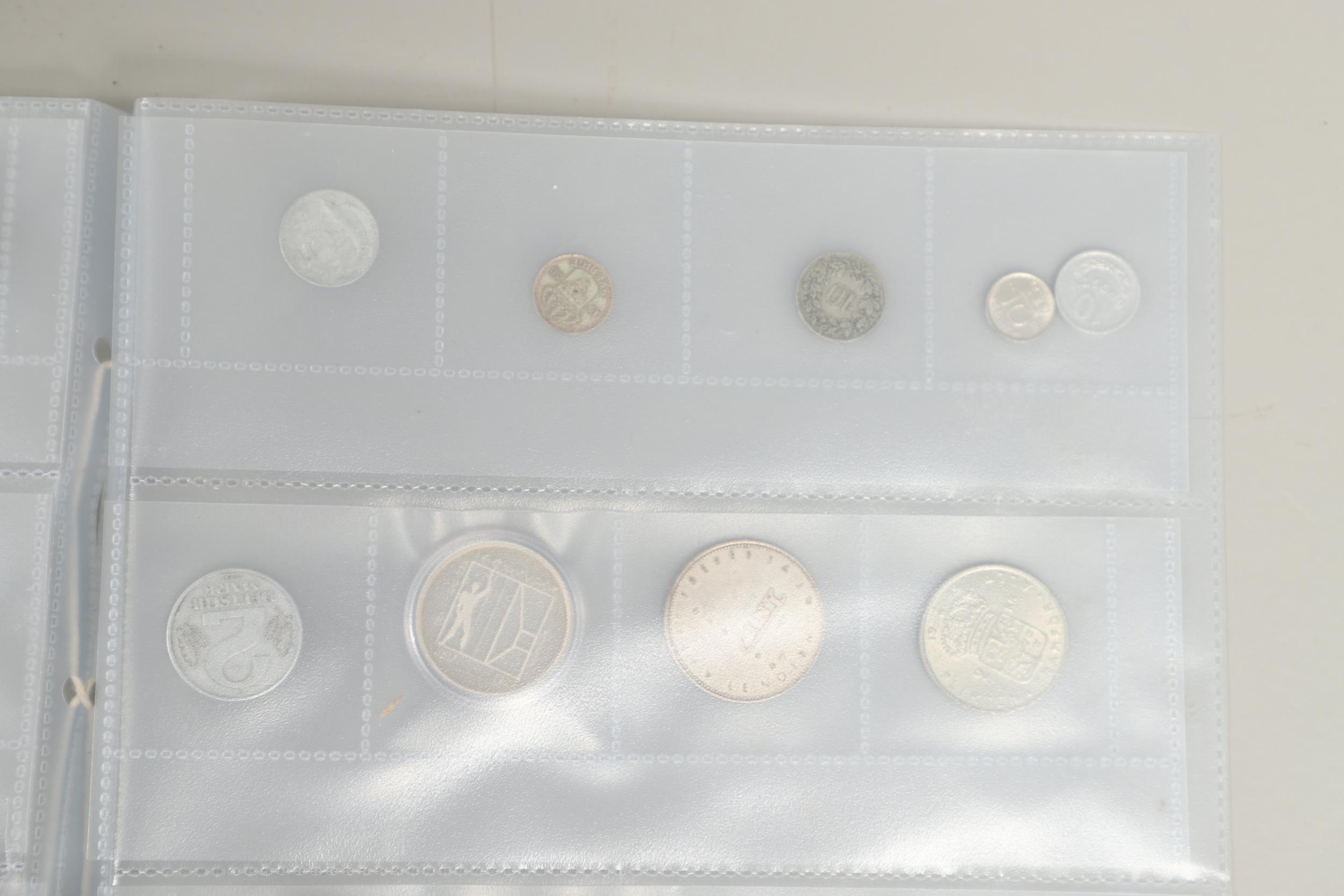 A SMALL COLLECTION OF WORLD COINS TO INCLUDE SWISS AND OTHER COINS. - Bild 11 aus 13