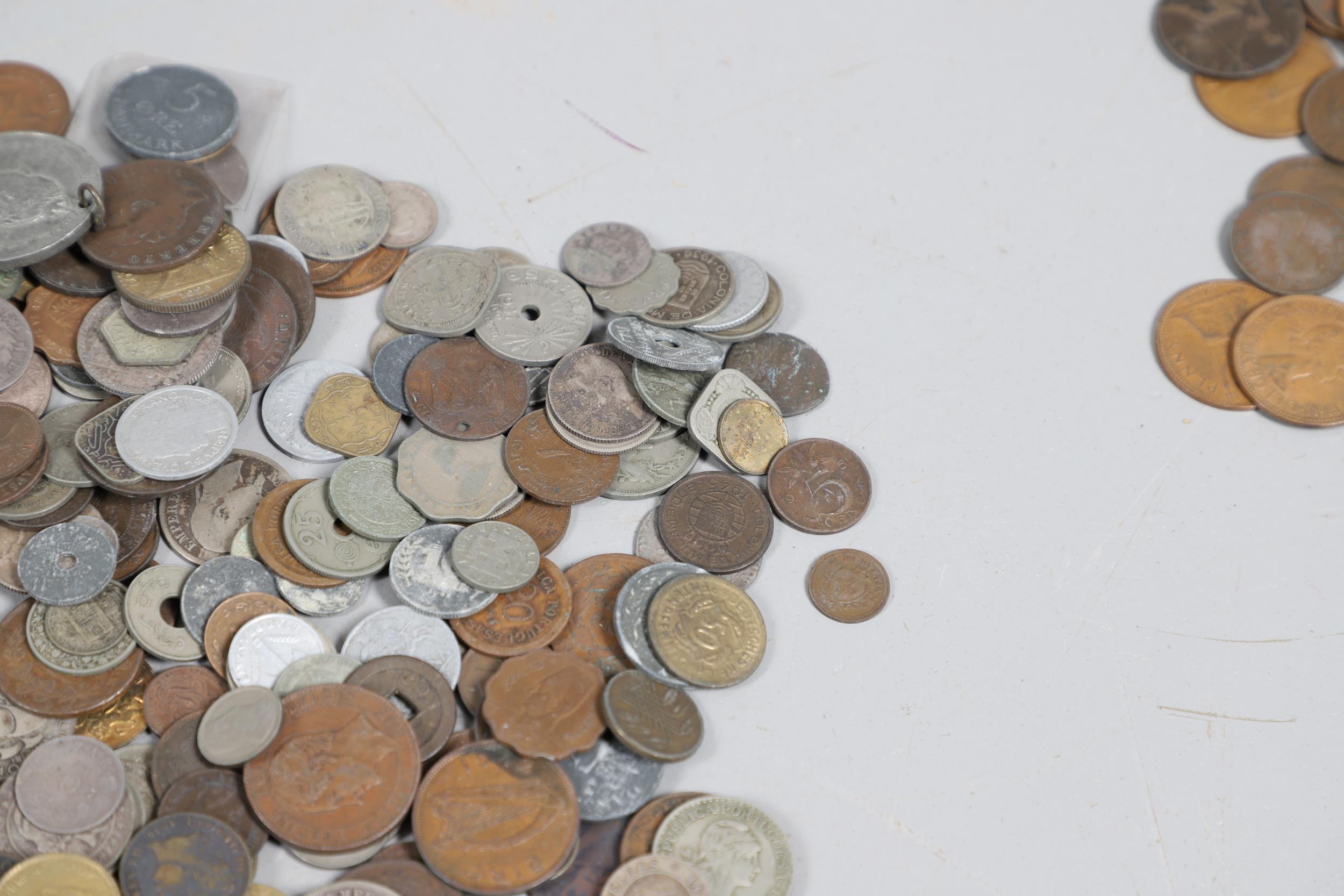 A LARGE COLLECTION OF WORLD COINS AND SIMILAR BRITISH COINS. - Image 11 of 20