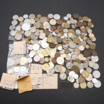 A MIXED COLLECTION OF WORLD COINS TO INCLUDE POLISH, SYRIAN AND OTHER COUNTIRES.