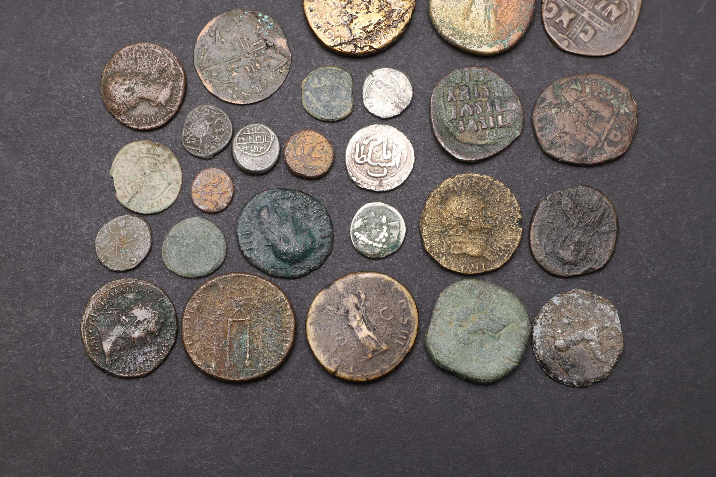 A COLLECTION OF ROMAN AND OTHER COINS TO INCLUDE LARGER DENOMINATIONS. - Bild 4 aus 5