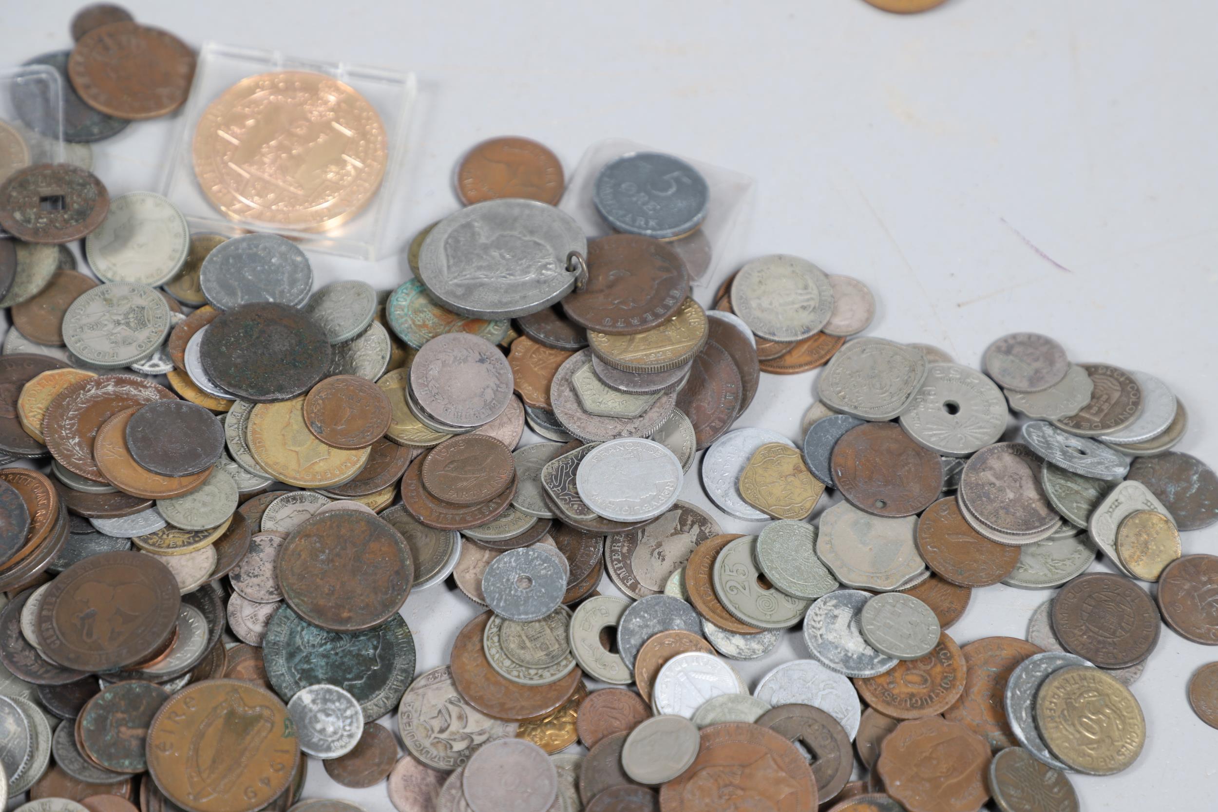 A LARGE COLLECTION OF WORLD COINS AND SIMILAR BRITISH COINS. - Bild 10 aus 20