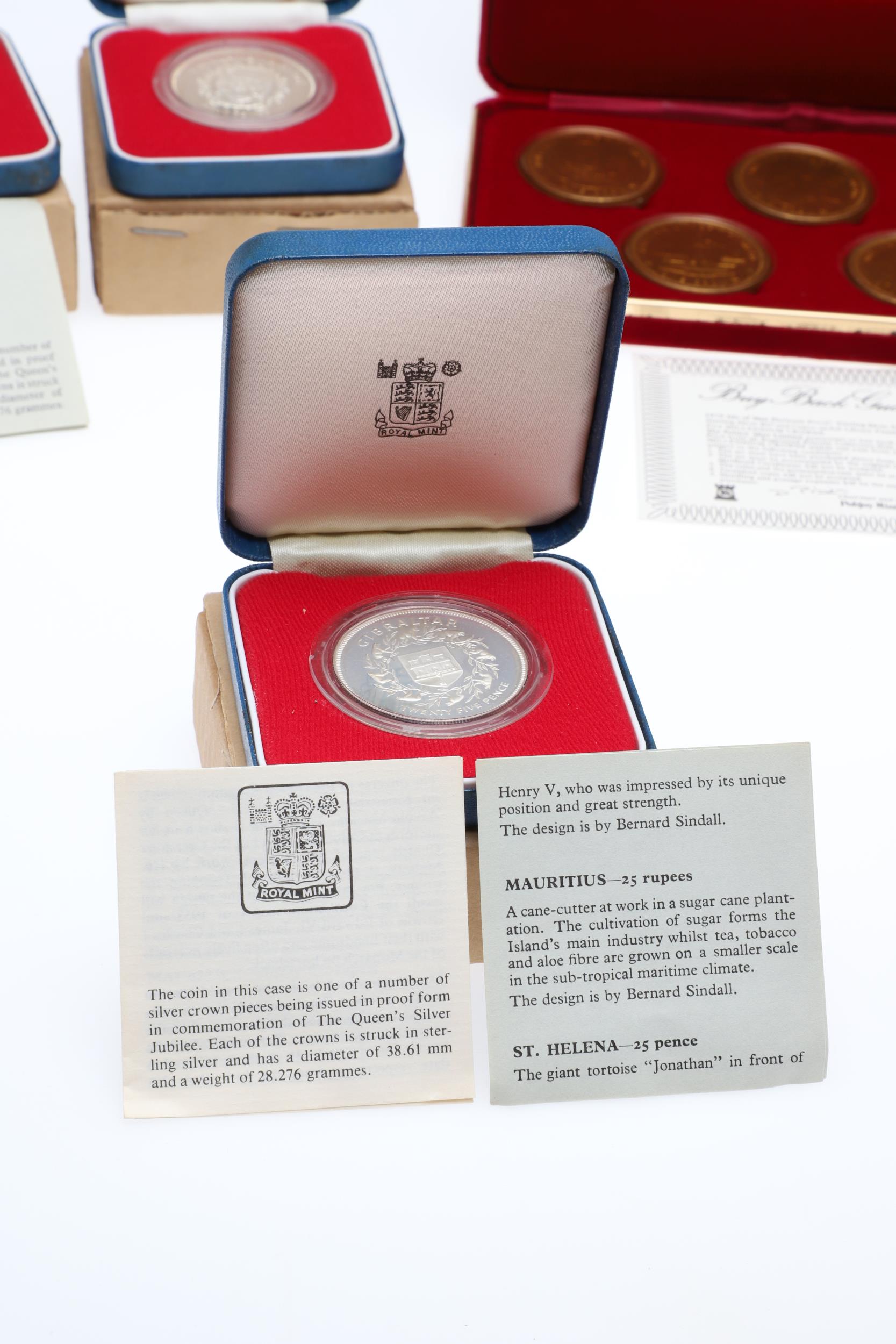 A COLLECTION OF SILVER PROOF SETS TO INCLUDE A FALKLANDS ISLANDS FIFTY PENCE 1977. - Bild 6 aus 18