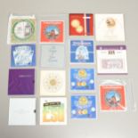 A COLLECTION OF ROYAL MINT UNCIRCULATED ANNUAL COIN SETS AND OTHERS.