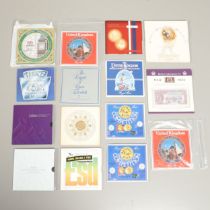 A COLLECTION OF ROYAL MINT UNCIRCULATED ANNUAL COIN SETS AND OTHERS.