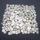 A COLLECTION OF SILVER AND PART SILVER COINS TO INCLUDE CROWNS, HALFCROWNS AND OTHER DENOMINATIONS.